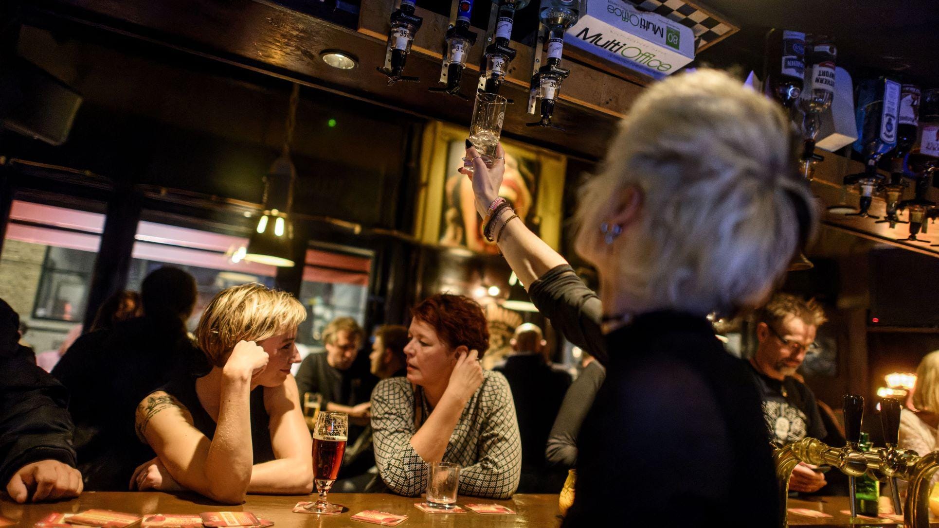 Bier wordt geschonken in een horecagelegenheid in de late uurtjes in het centrum van Enschede. Foto: ANP