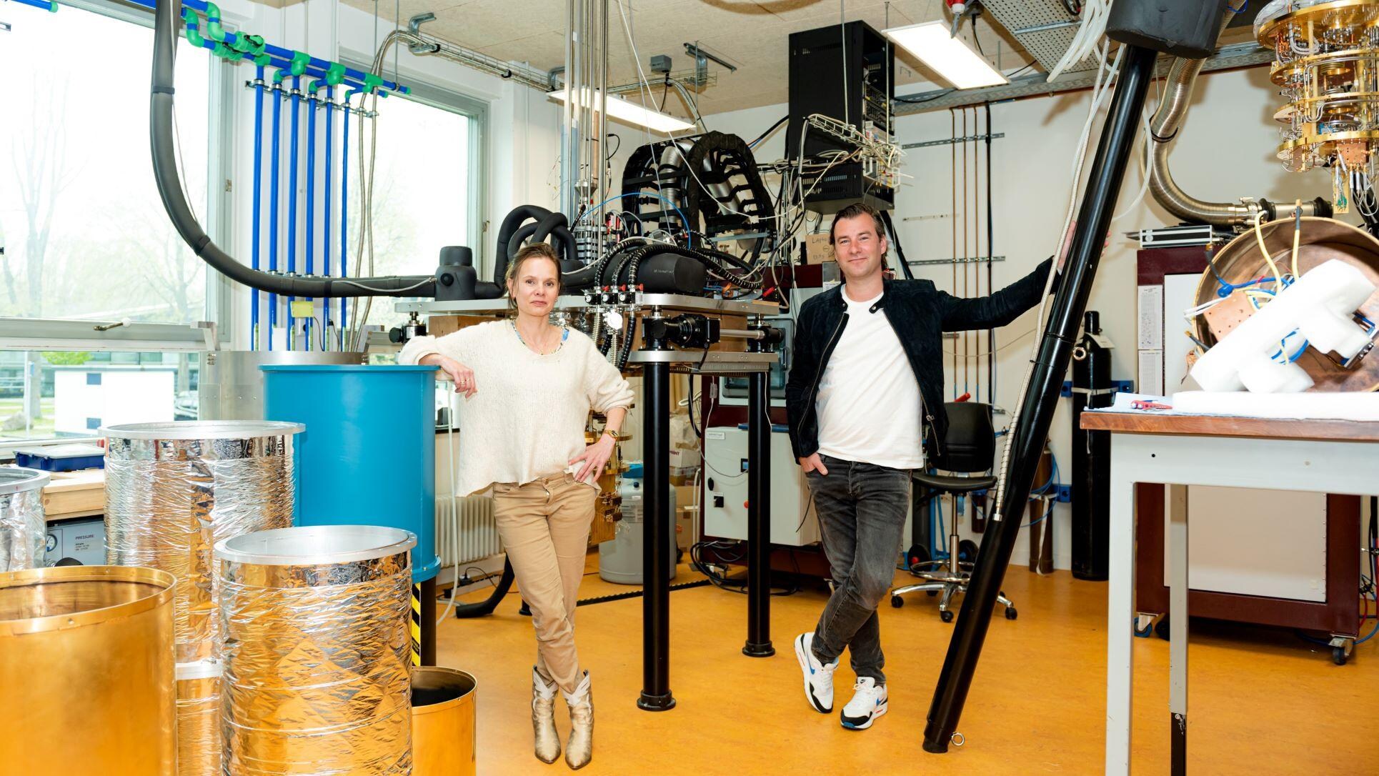Freeke Heijman, medeoprichter en Director Ecosystem Development bij Quantum Delta NL, en Ton van 't Noordende, managing director bij QDNL Participations in het DiCarlo Lab (QuTech, Delft). Foto: Rebekka Mell