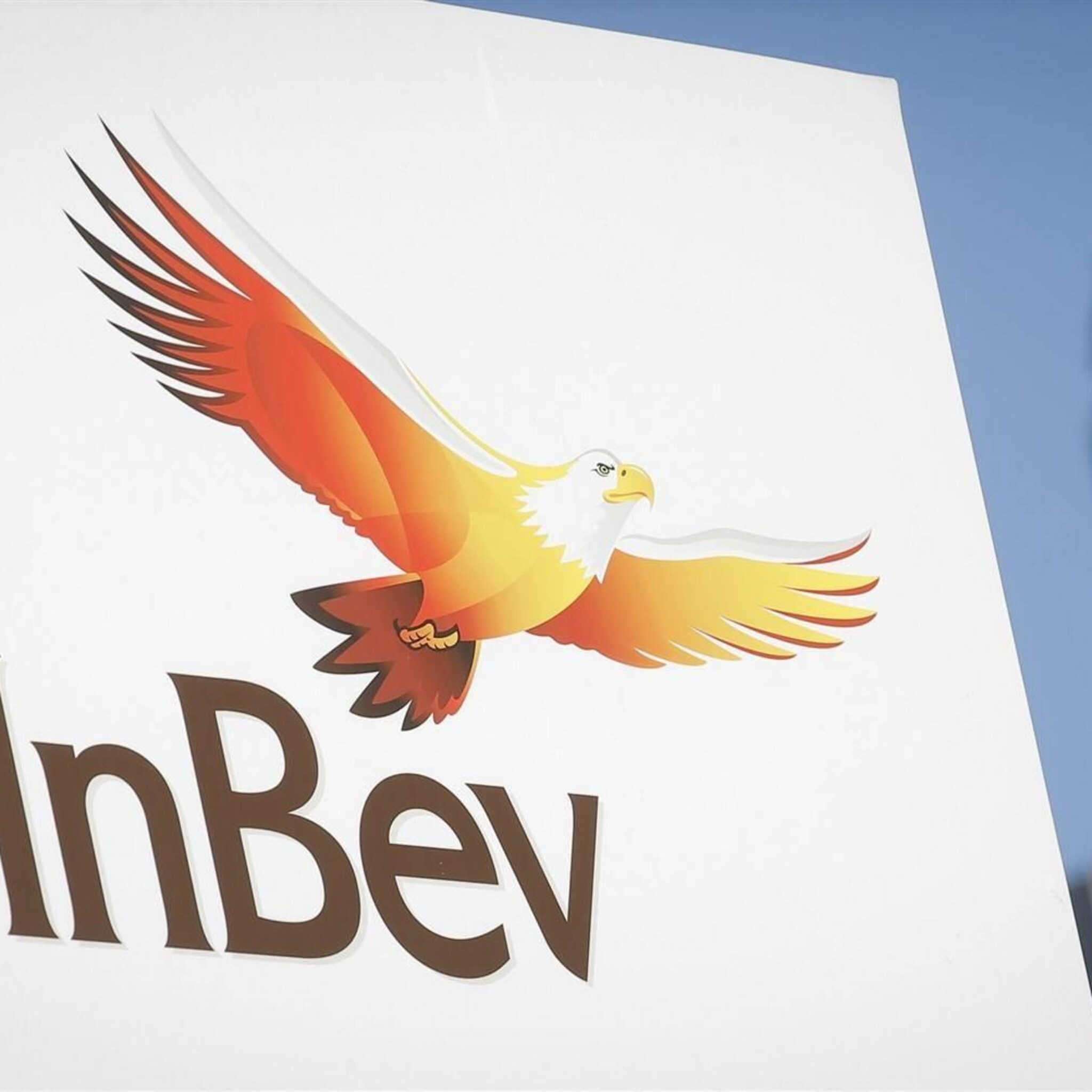 recordvolumes stuwen omzet bierbrouwer ab inbev