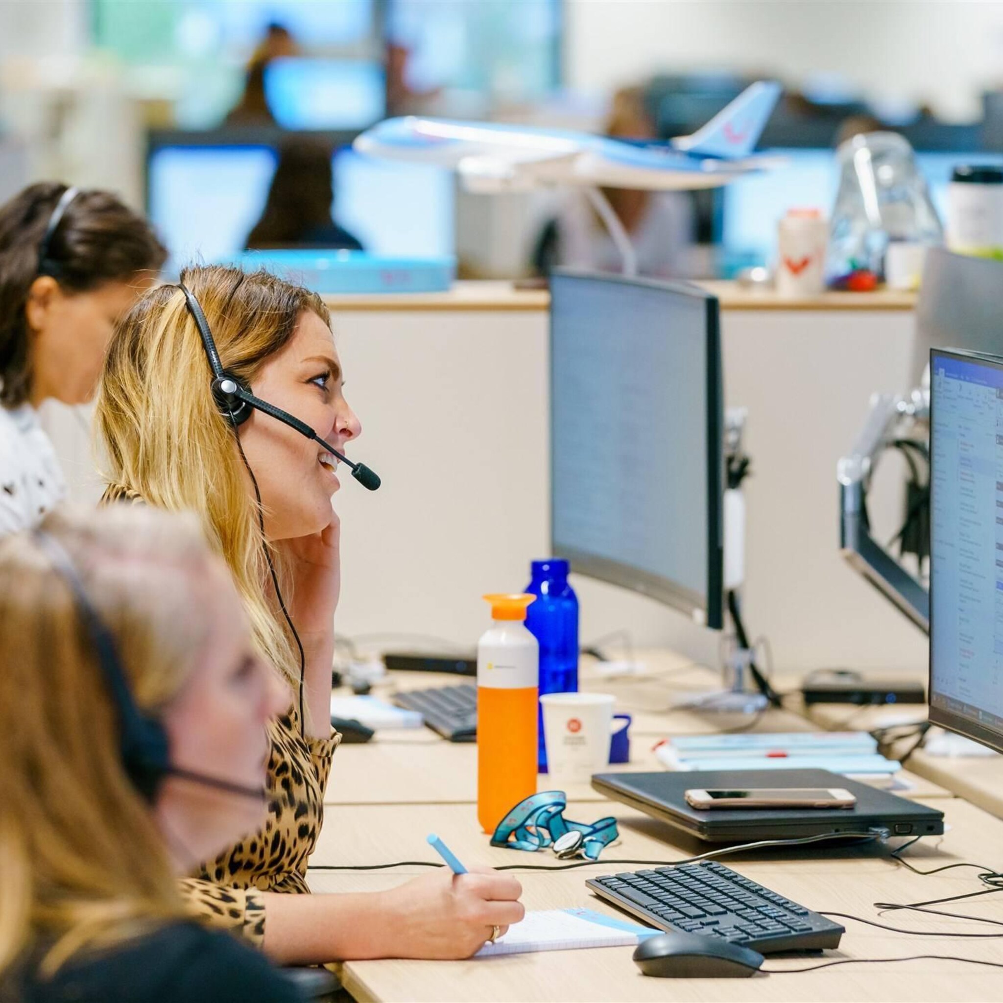 vrouwen eu ervaren drie keer vaker seksueel wangedrag op werk