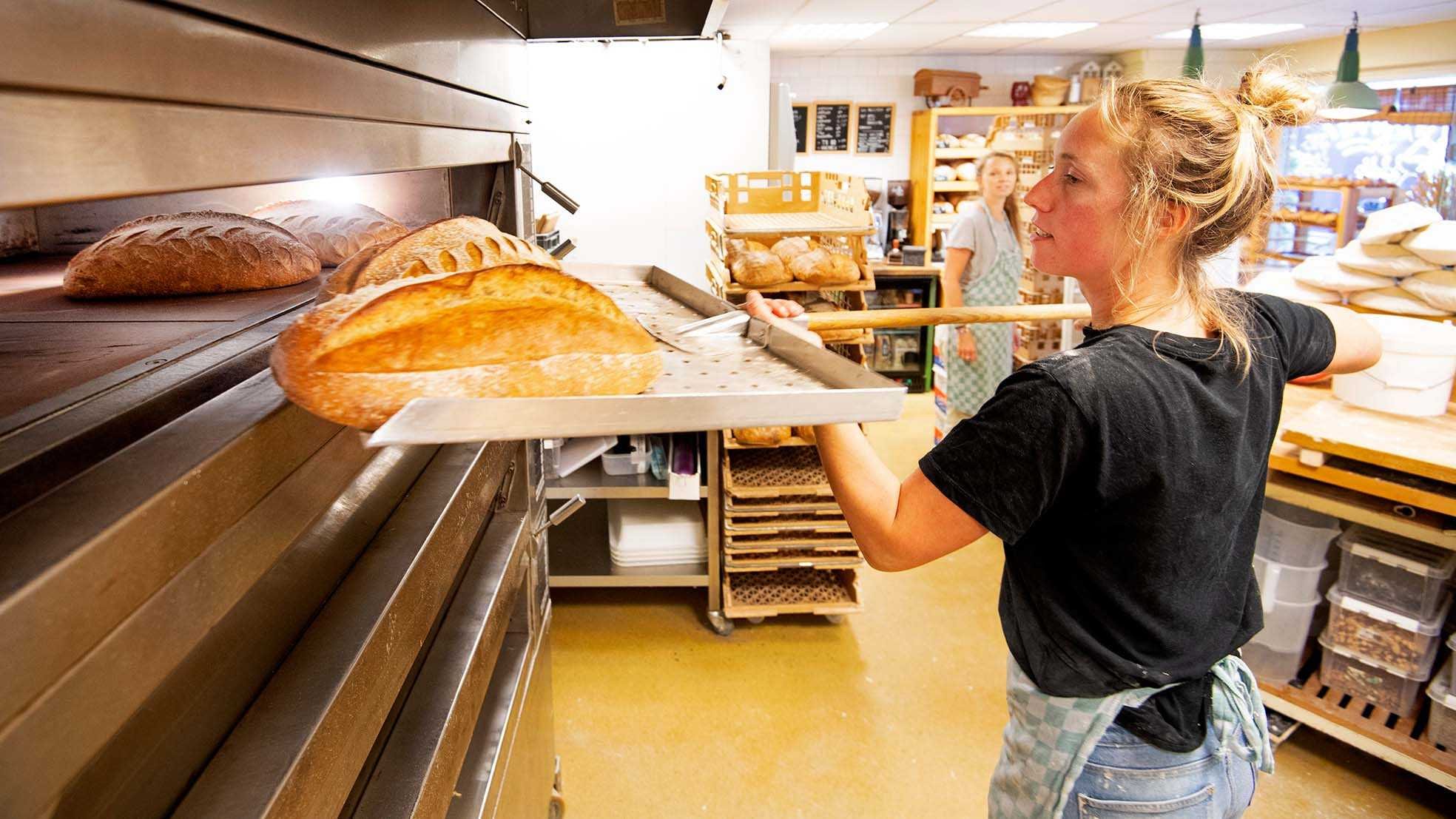 Bakkerij 1Hoog in Beverwijk. Vanwege de stijgende prijzen van grondstoffen en energie hebben de bakkers het moeilijker dan voorheen.