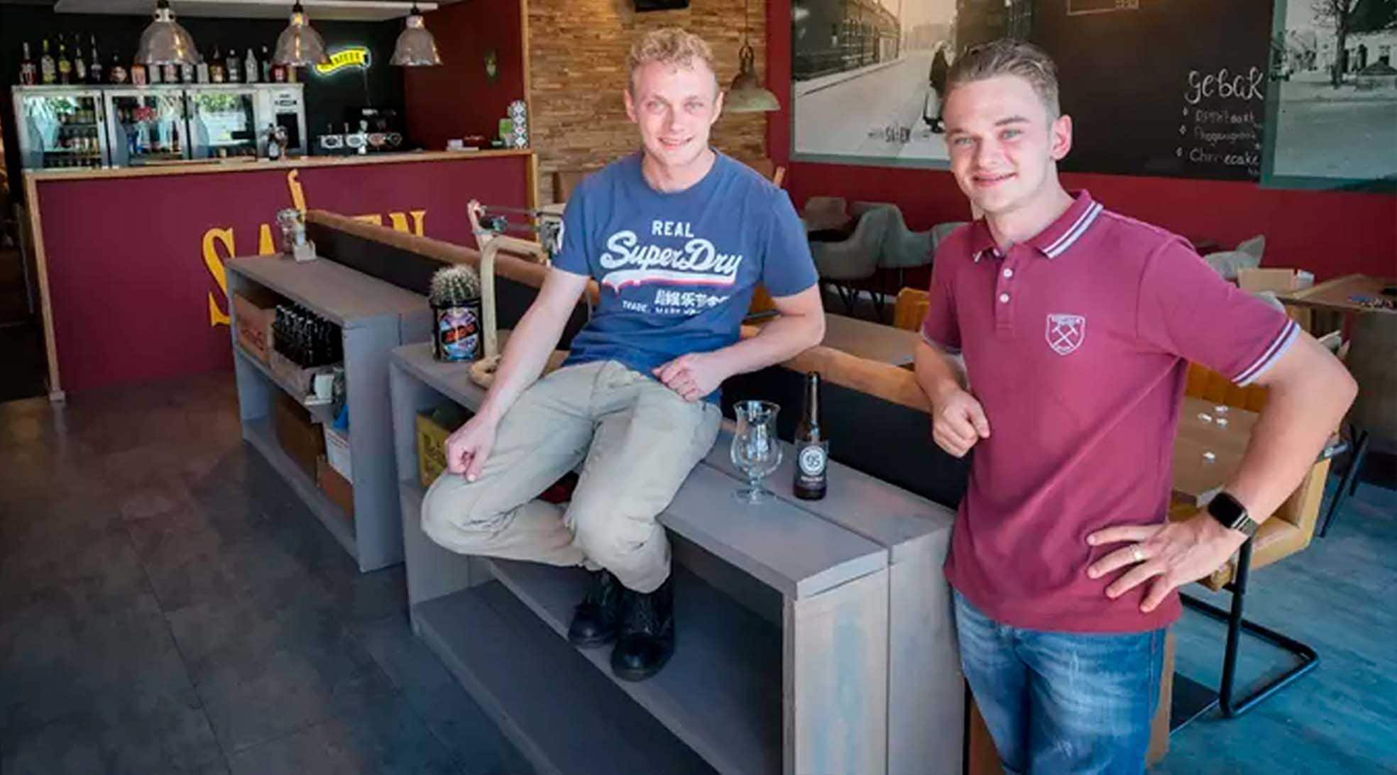 Chiel (links) en Bram Clemens sluiten na een half jaar open te zijn geweest de deuren van Sport- en eetcafé Samen in Gilze.  Joyce van Belkom/Pix4Profs
