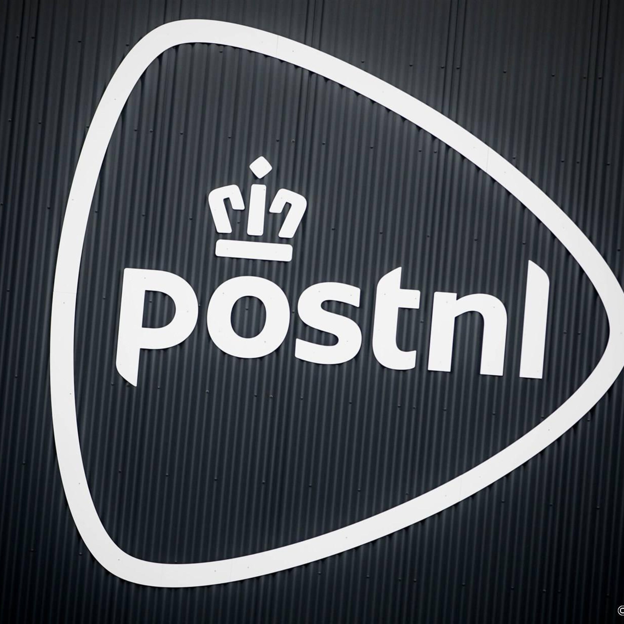 koersduikeling postnl aex sluit flink hoger