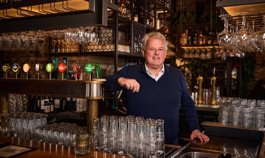 Robèr Willemsen in zijn Rotterdamse café Pol. Foto: Jan de Groen