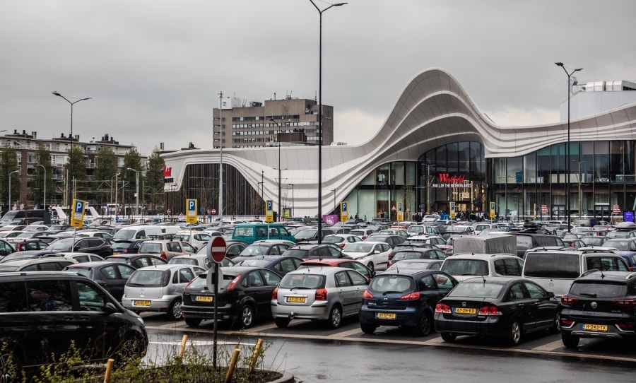Parkeren is nu nog gratis bij het winkelcentrum Mall of the Netherlands in Leidschendam. De vraag is voor hoe lang nog. Foto: Regio15