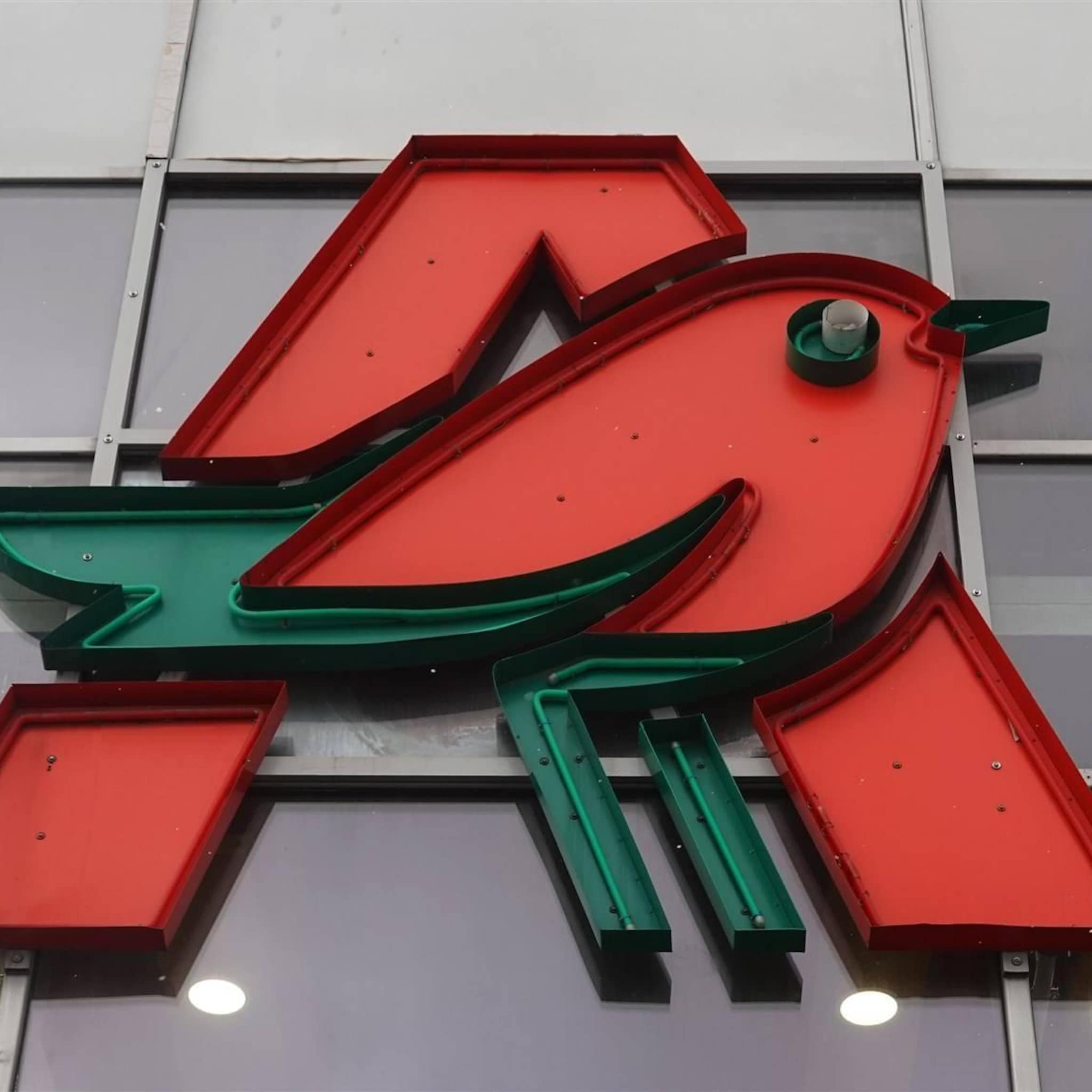 oekraine ziet franse supermarktketen als sponsor russische inval