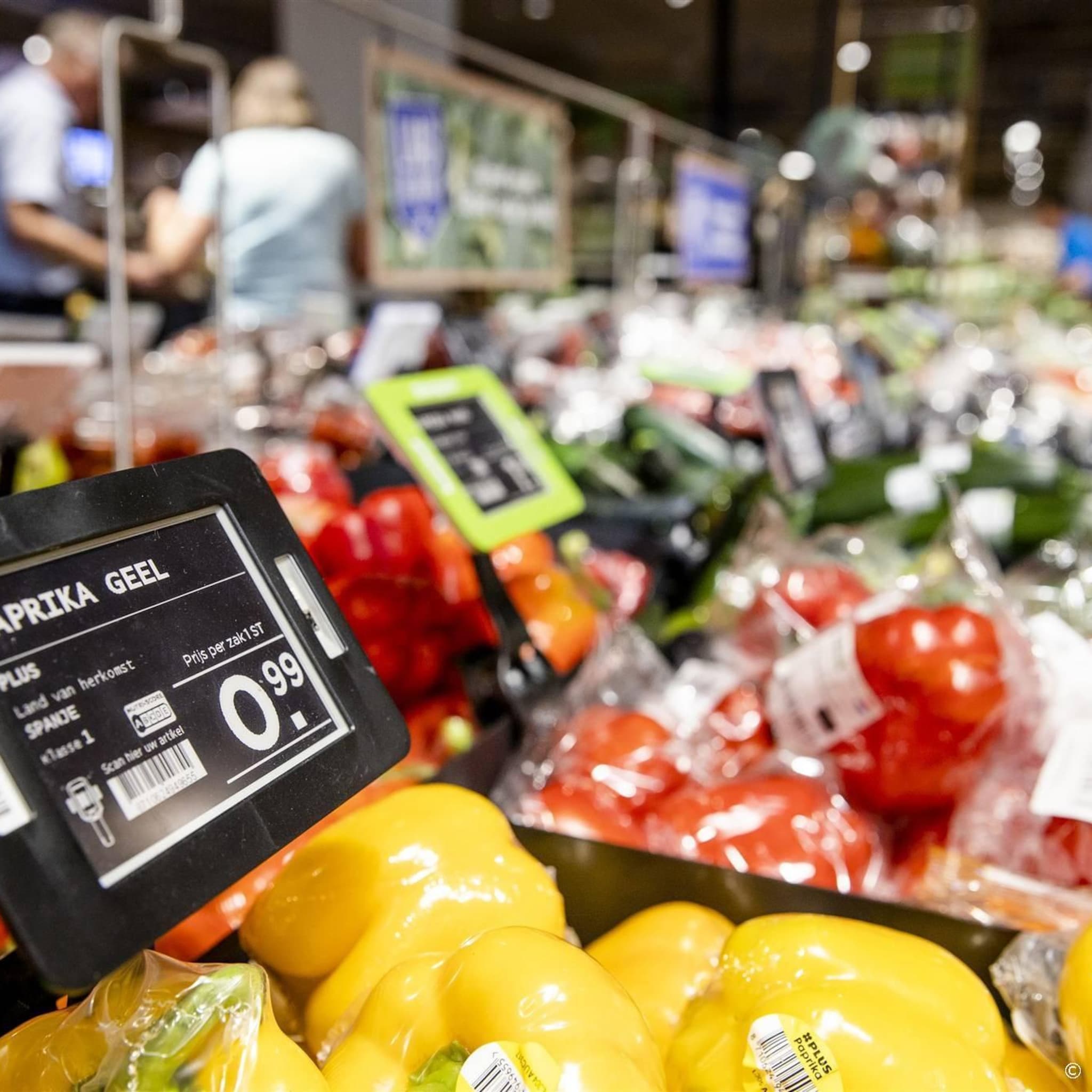 supers stoppen met plastic en papieren zakjes groenten en fruit