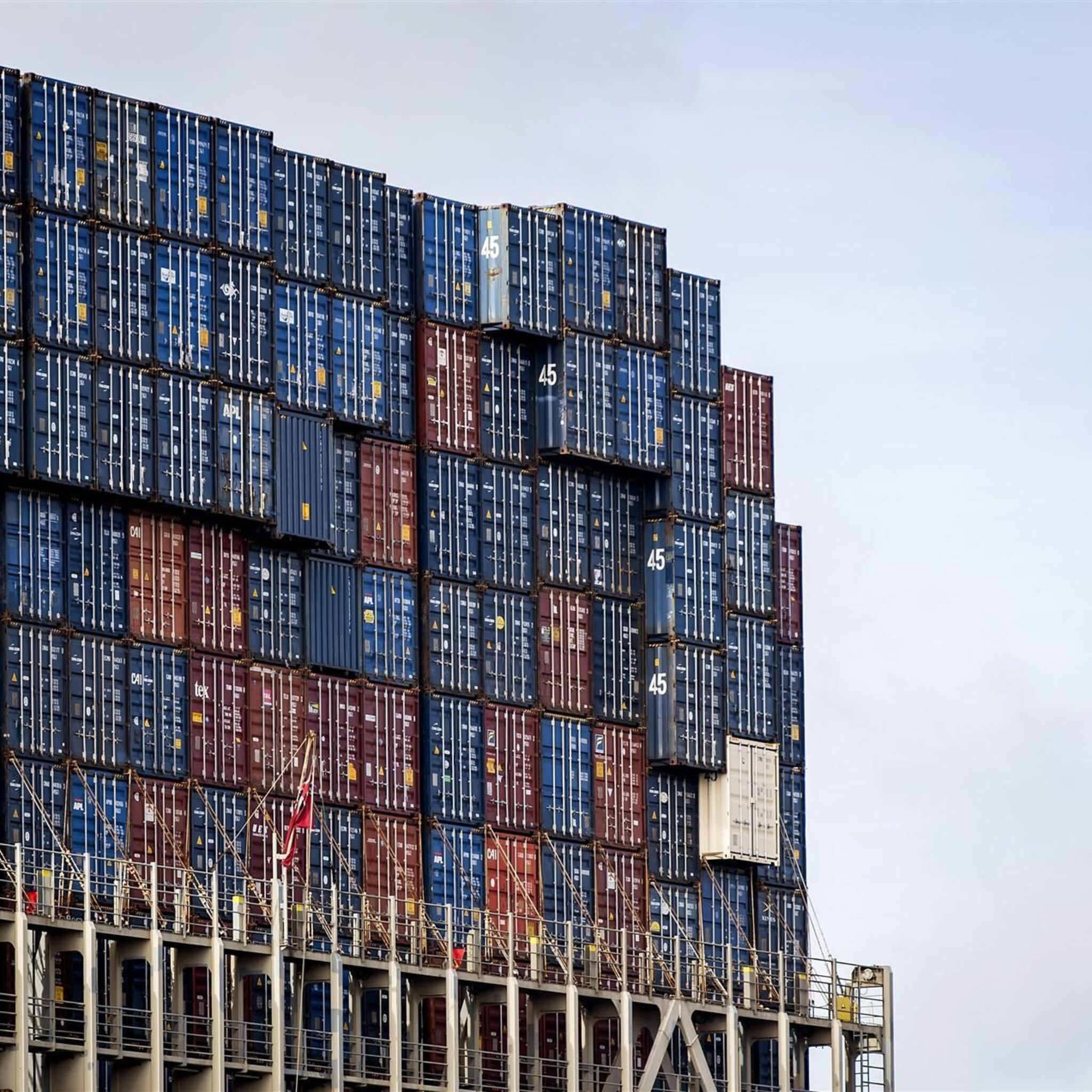 blik bij jaarcijfers rotterdamse haven op impact oorlog oekraine