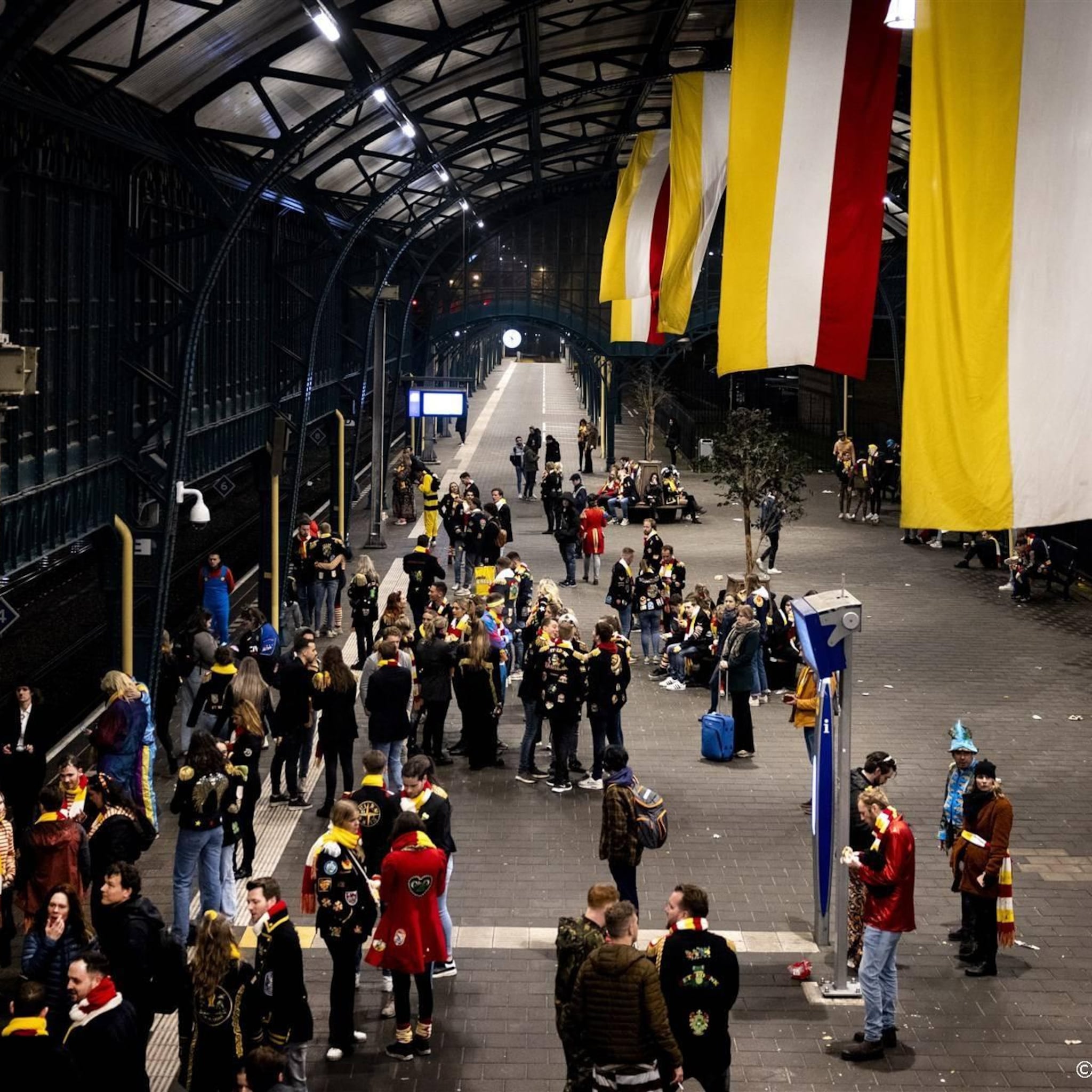 schoonmakers treinen druk met opruimen afval carnavalsvierders