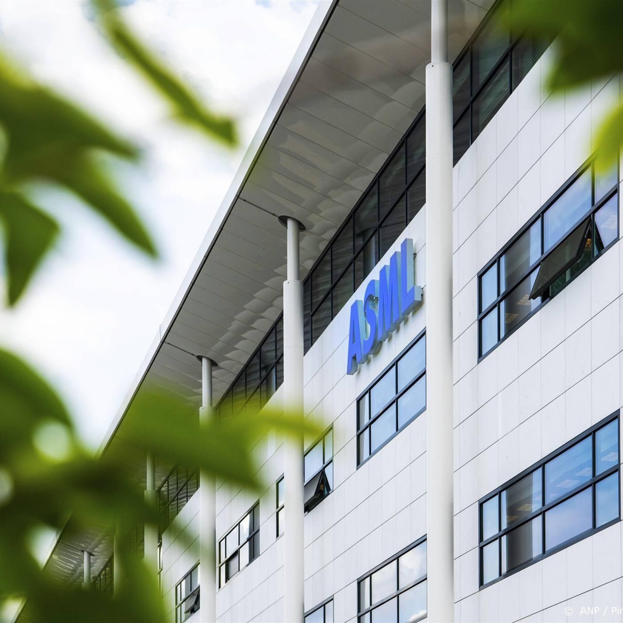 asmi en asml onderaan in aex b en s zakt na vertrek topman