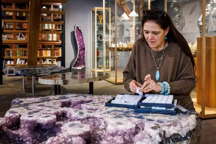 Neeltje Zijlstra van De Oude Aarde in Giethoorn. Ondanks het wegblijven van Chinese toeristen draaide ze goede jaren met haar edelstenenwinkel.