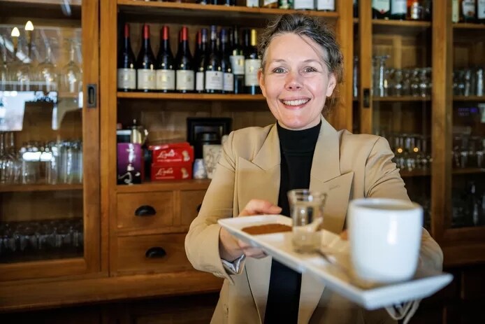 Gabriella Esselbrugge, eigenares van hotel-restaurant De Dames van de Jonge, wordt de ‘Chinezenlokker’ genoemd.