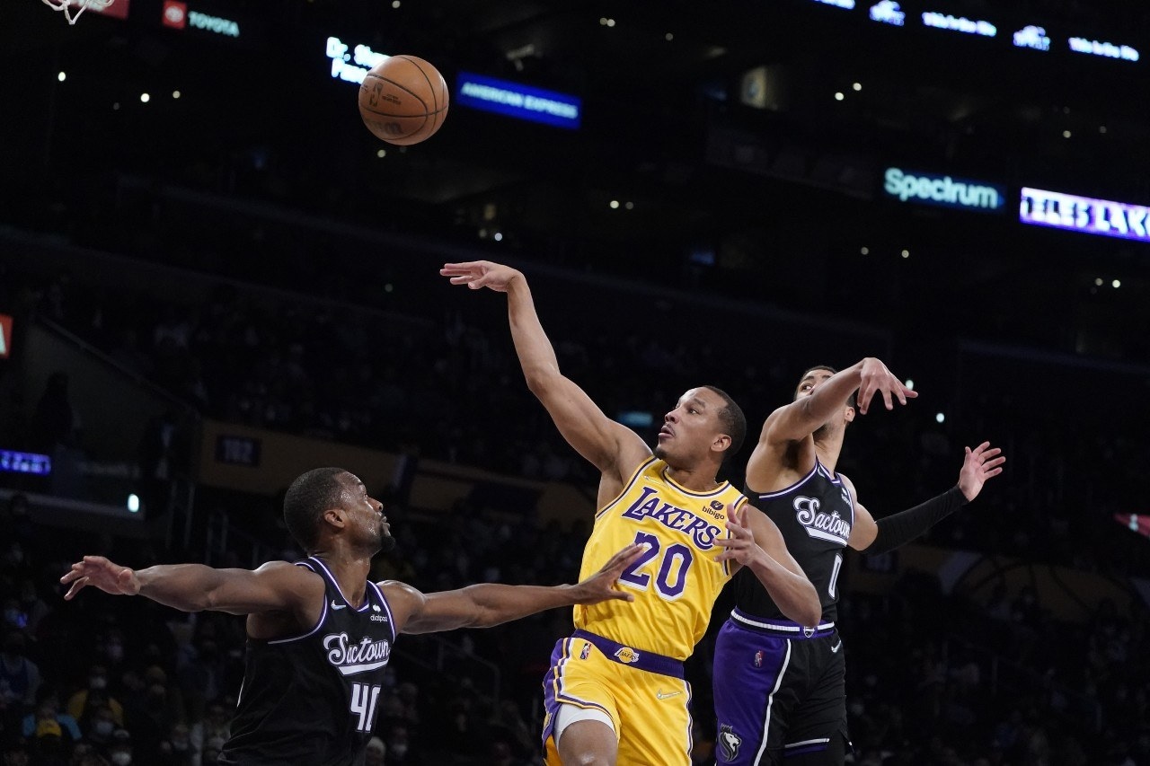 Avery Bradley scorend voor de LA Lakers tegen de Sacramento Kings. Foto: ANP.