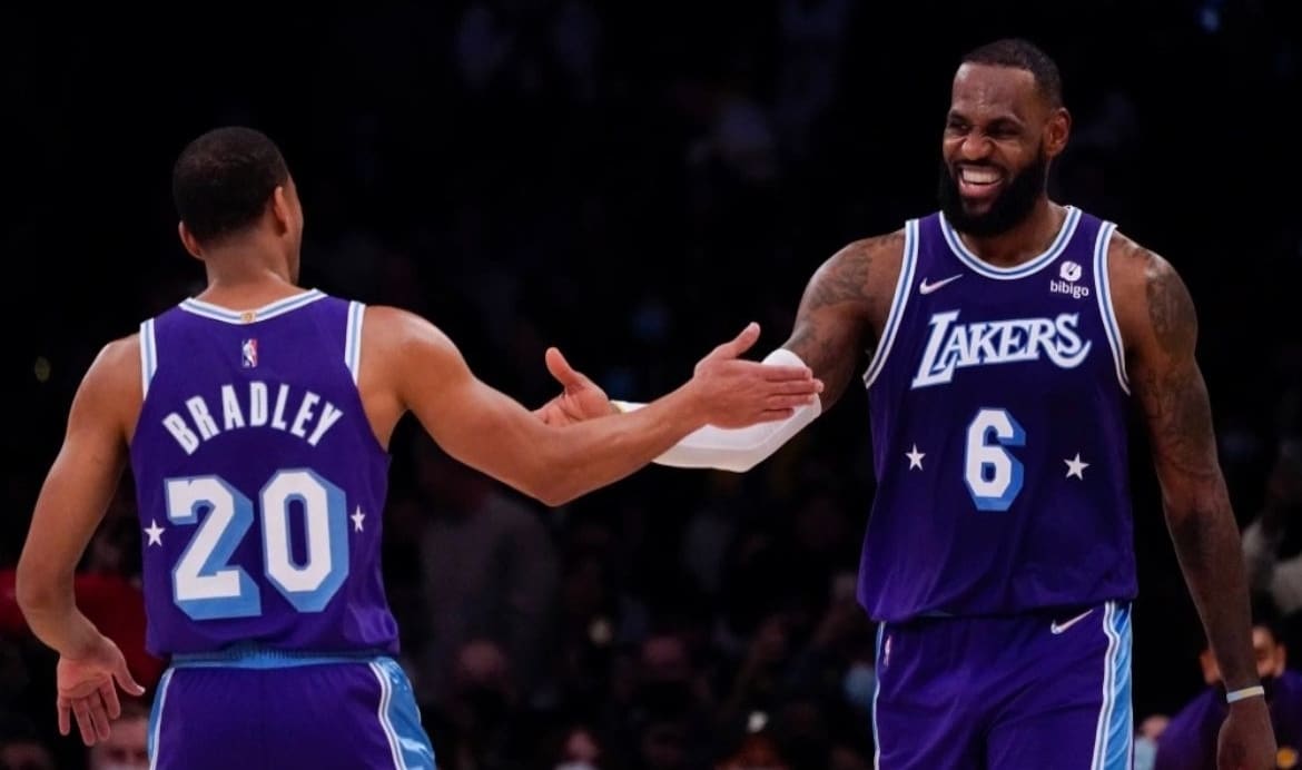 NBA-topbasketballers Avery Bradley en LeBron James, hier samen actief bij de LA Lakers. Foto: ANP.