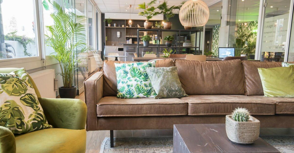 Het duurzame Court Garden Hotel is het eerste ecodesigned hotel van Nederland. In het hele eco-hotel, gelegen in Den Haag, wordt groene energie gebruikt en zoveel mogelijk energie bespaard. Ze werken er met 100 procent biologische en fairtrade producten.