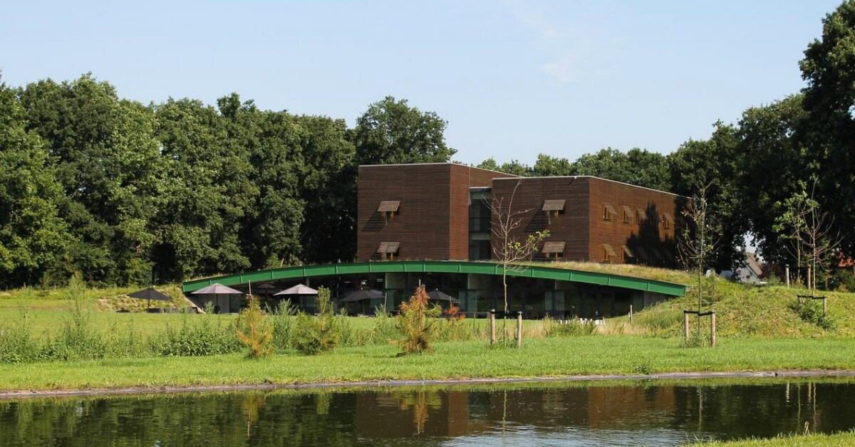 Nog een voorbeeld: Boshotel Overberg, dit eco-hotel is met natuurlijke en gerecyclede materialen afgewerkt zoals een Ecodak van mos en sedum. Op het grote en beschutte terras kun je genieten van bijvoorbeeld een biologisch ontbijt.