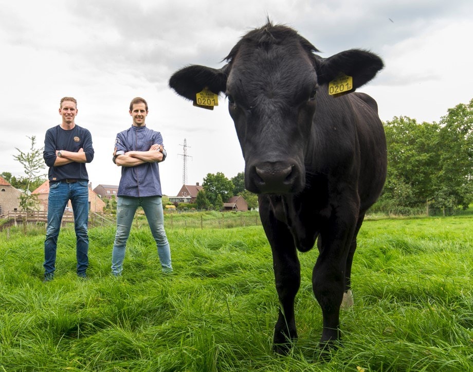 Slager Leon Hermanns, links van koe 0201, en een boer uit de buurt van Neer. Foto: Hermanns.