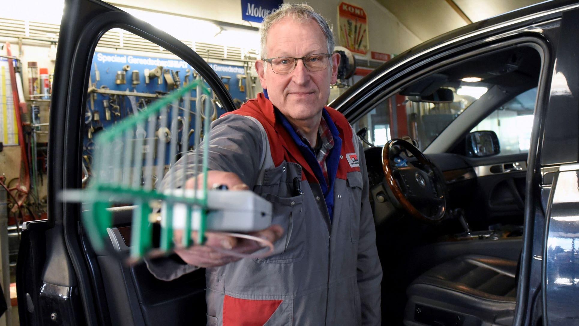 Cees van Doorn maakt op verzoek auto’s stralingsvrij. Foto: Rianne den Balvert