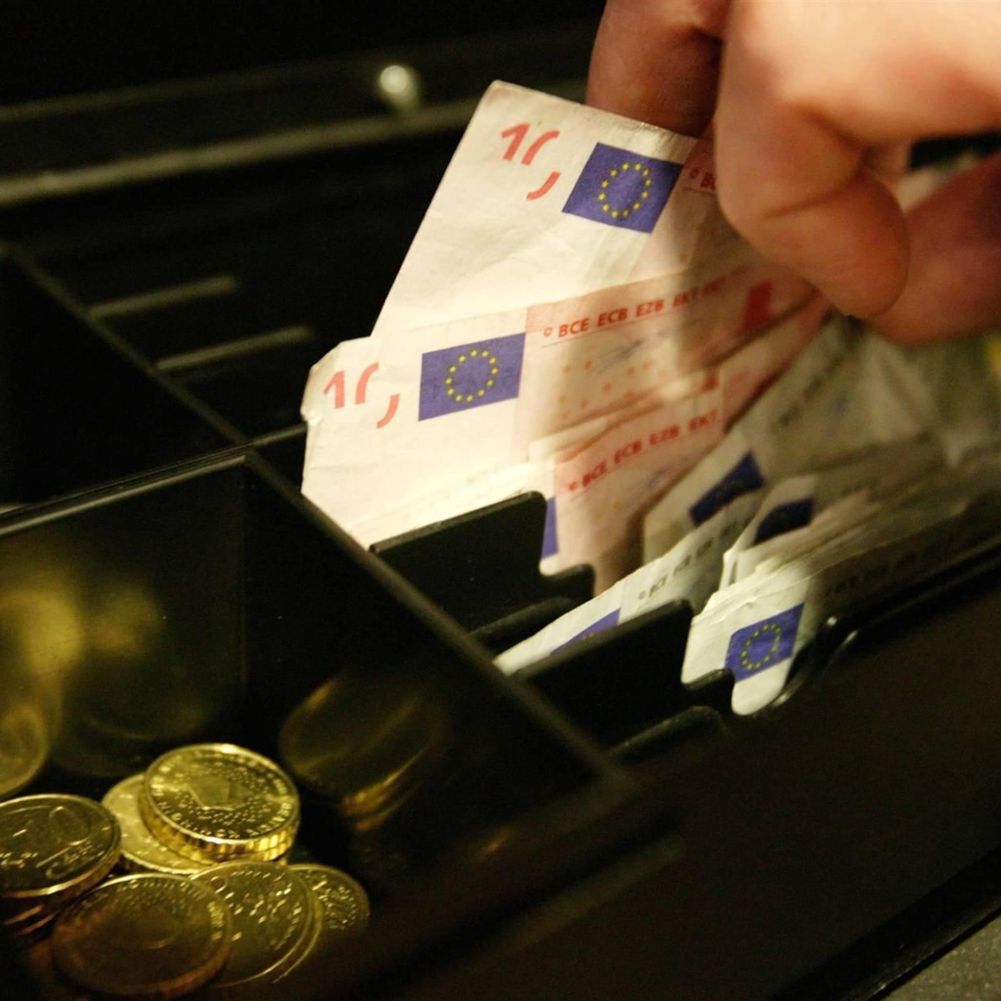 seniorenorganisatie wil acceptatieplicht voor contant geld
