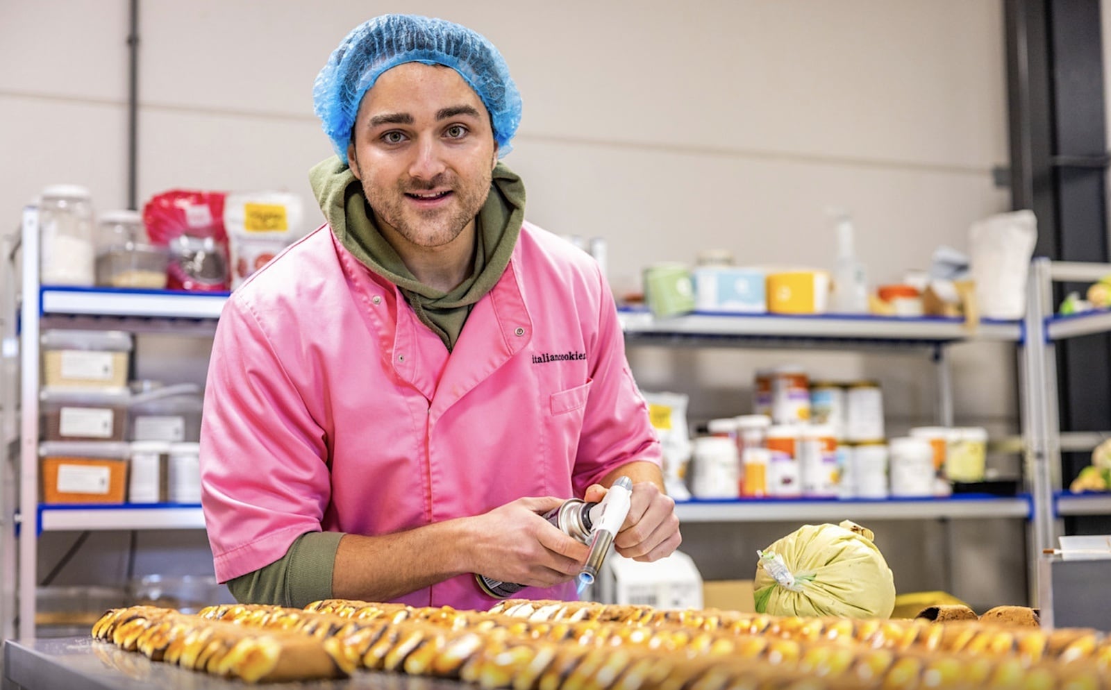Luca Vasseur in de Heinenoordse loods waar hij zijn cannoli maakt. Foto: AD/Jeffrey Groeneweg