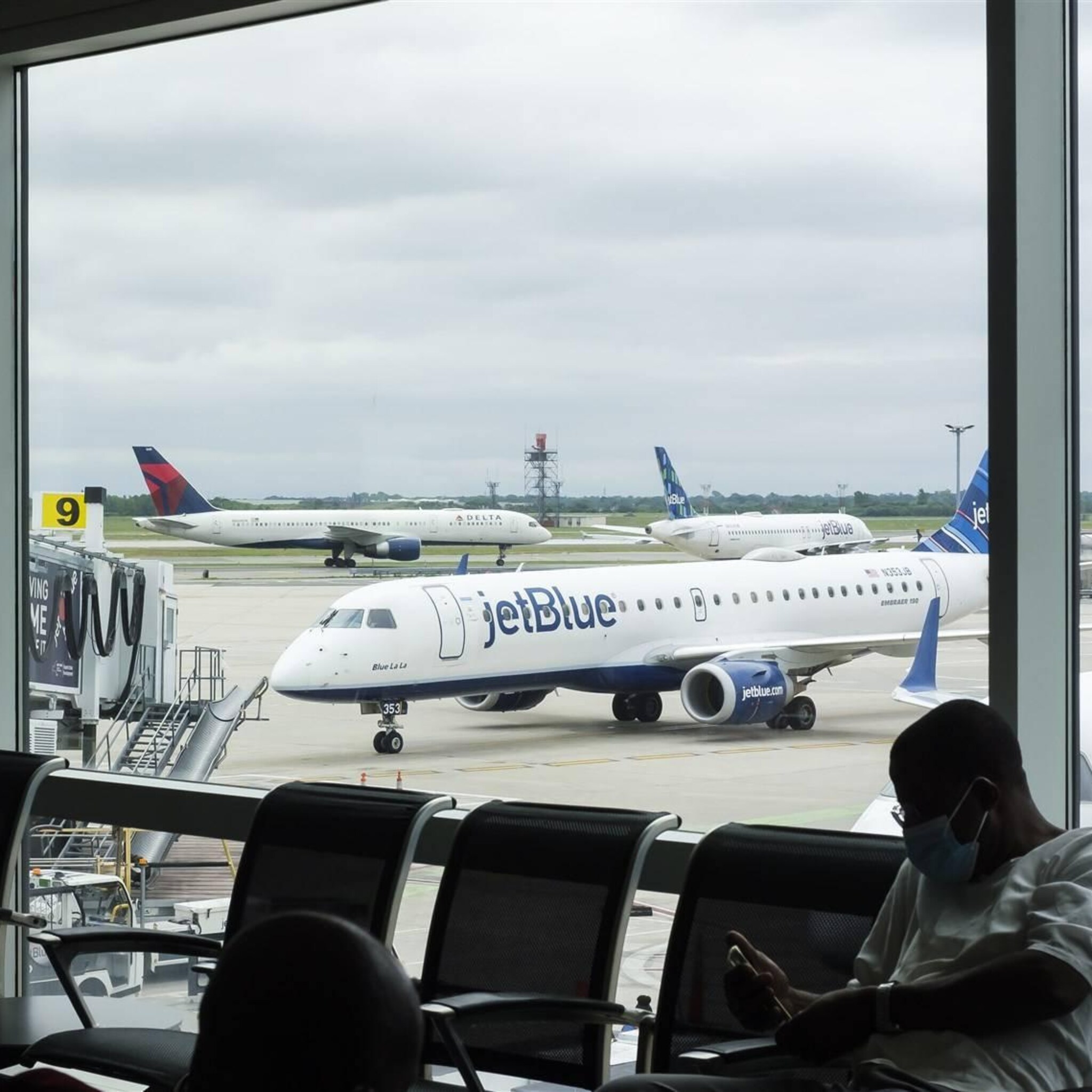 prijsvechter jetblue klaagt bij staat om weigeren slots schiphol