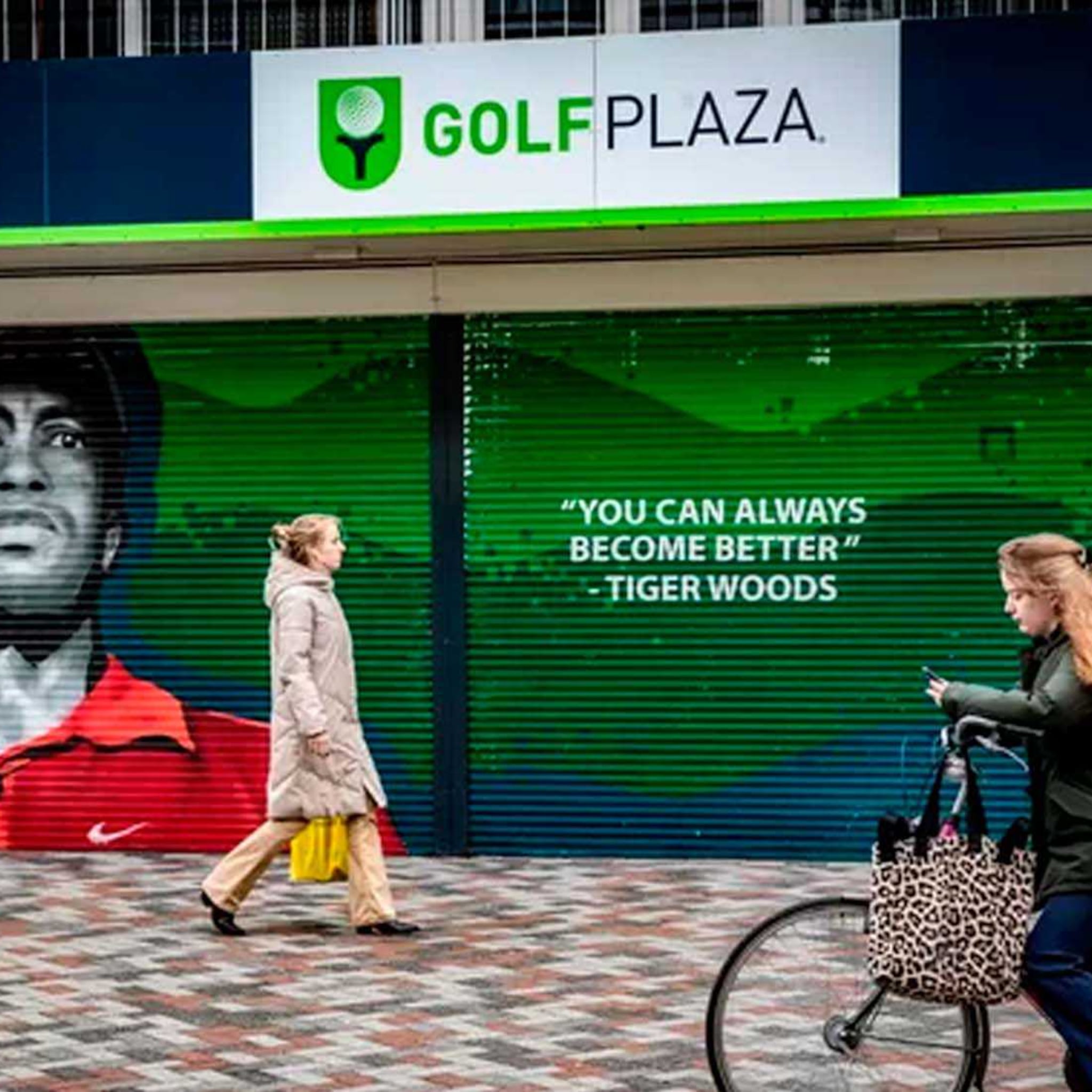 sjoemelboekhouder golfplaza stak bedrijfsgeld in eigen huis en dure bolides