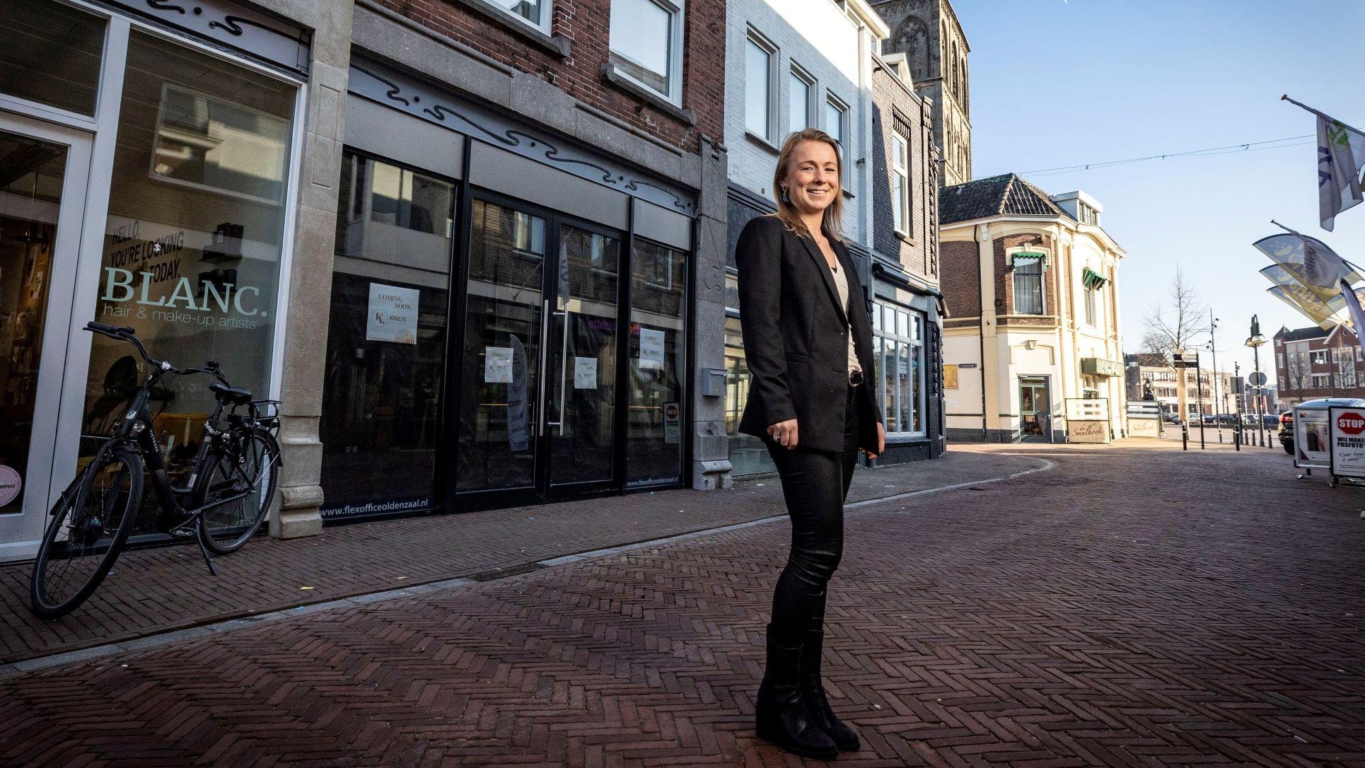 Kehly de Vries-Roetenberg voor haar winkelpand aan de Deurningerstraat. Foto: Robin Hilberink