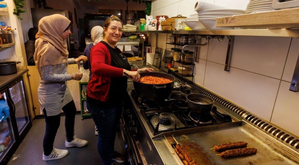 Dima al Tabbaa aan de slag in de keuken van haar restaurant, waar ze dit weekeinde extra hulp krijgt. Foto: Freddy Schinkel