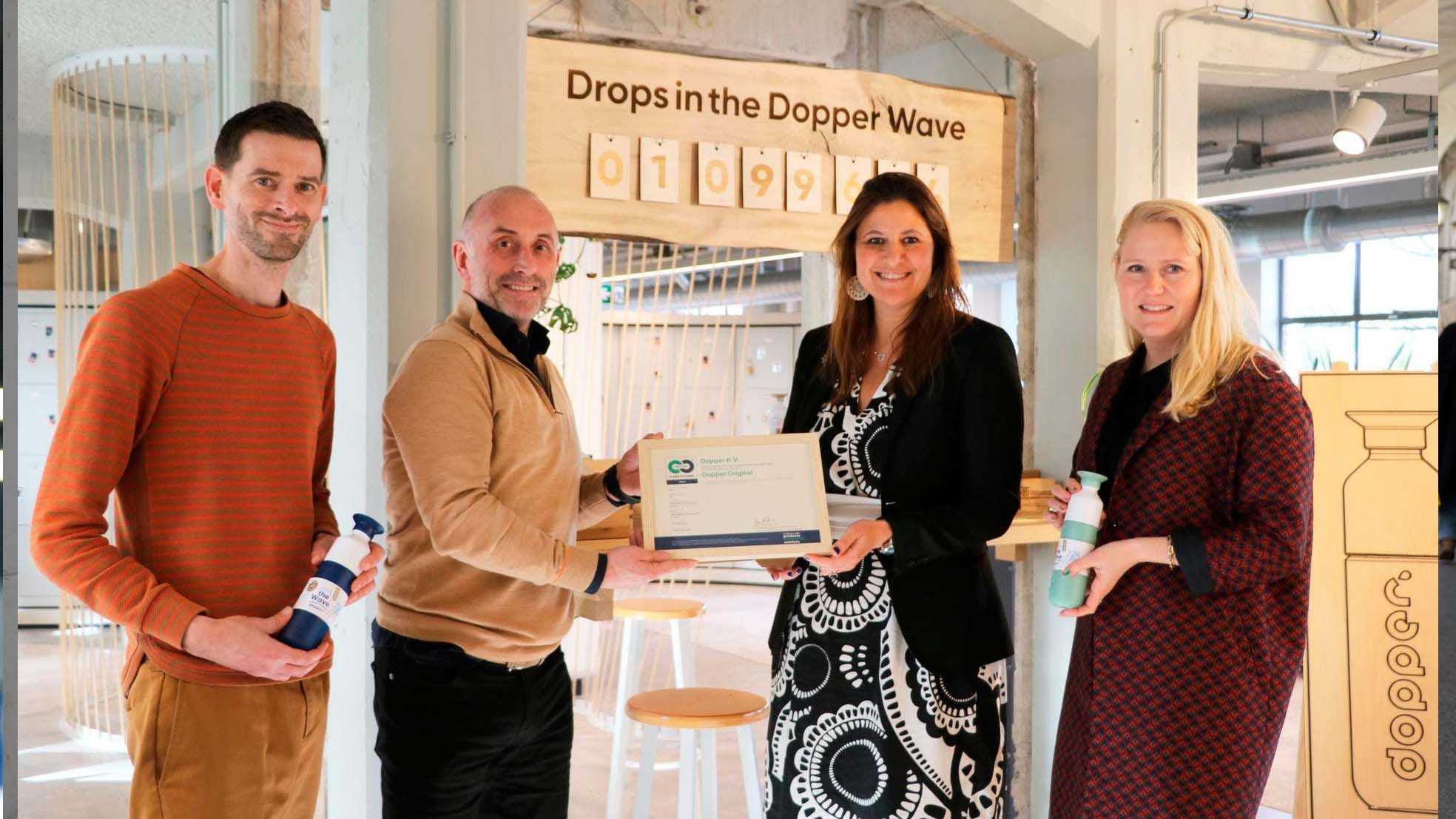 Van links naar rechts: Niels Heijman (R&amp;D Manager Dopper), Charles van Reij (C2C institute), Virginia Yanquilevich (CEO Dopper), Nienke Steen (C2C institute). Foto: Dopper.