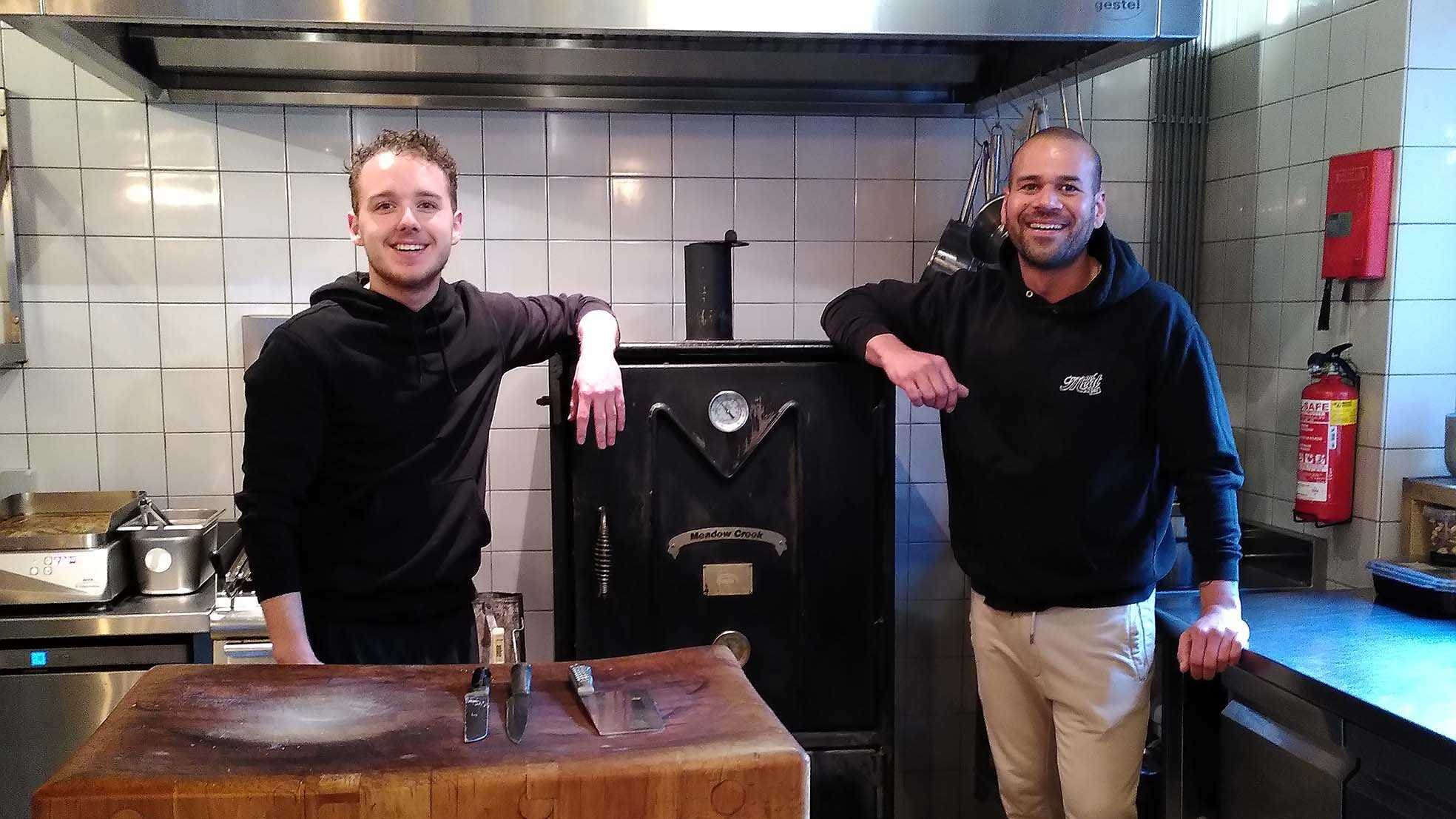 Mede-eigenaar Maurice de Joode (rechts) en Emile Timmermans bij de rookoven annex barbecue van - nu nog - Mr. Meat. Bij Mr. No Meat verdwijnt deze uit de keuken. Foto: Anita Vliegenberg