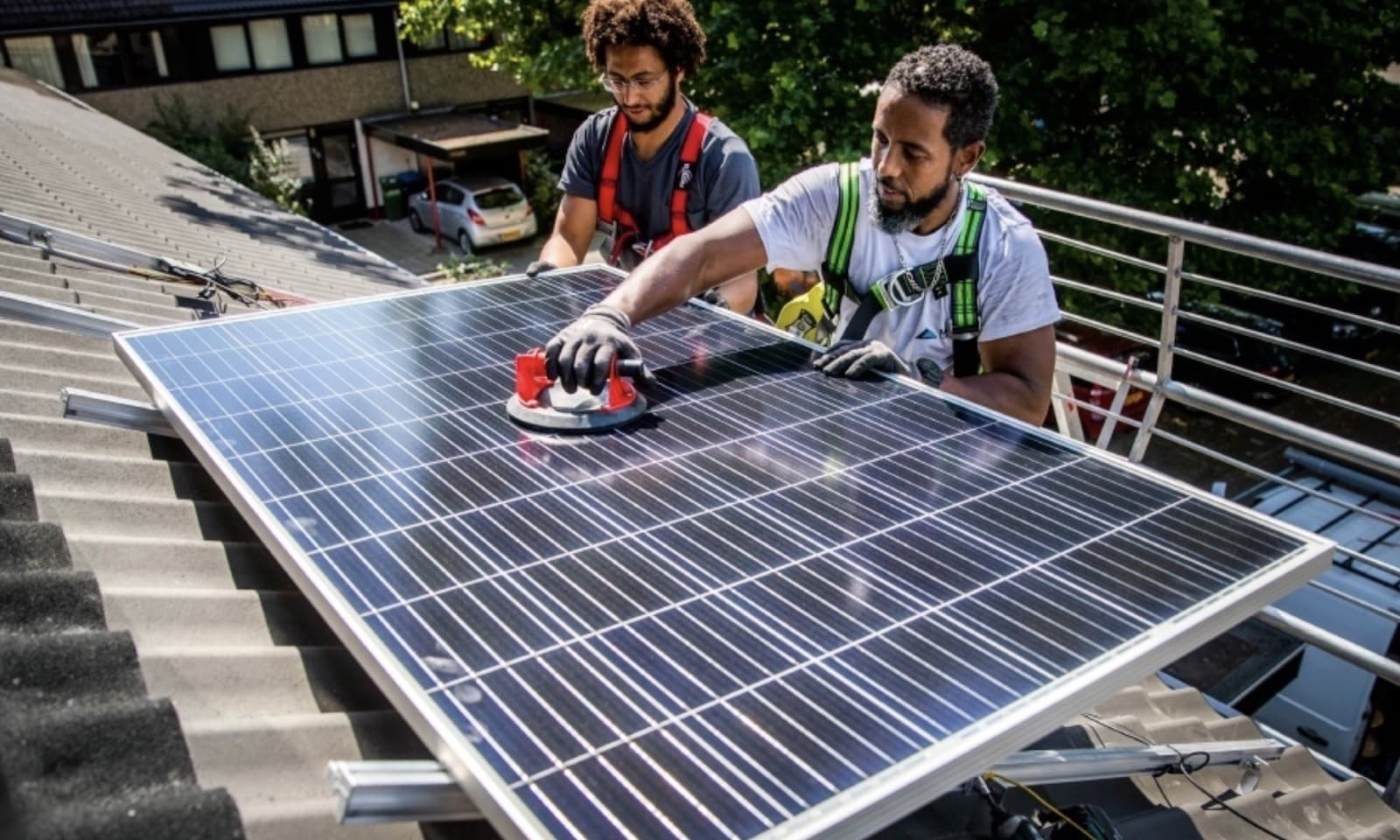 Sinds de energieprijzen zijn gestegen is het drukker dan druk voor installateurs van zonnepanelen. Foto: ANP.