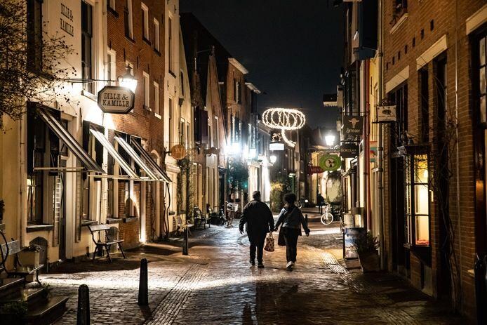 Koopavond in de historische binnenstad van Deventer levert een verlaten beeld op. Foto: AD/Ronald Hissink.