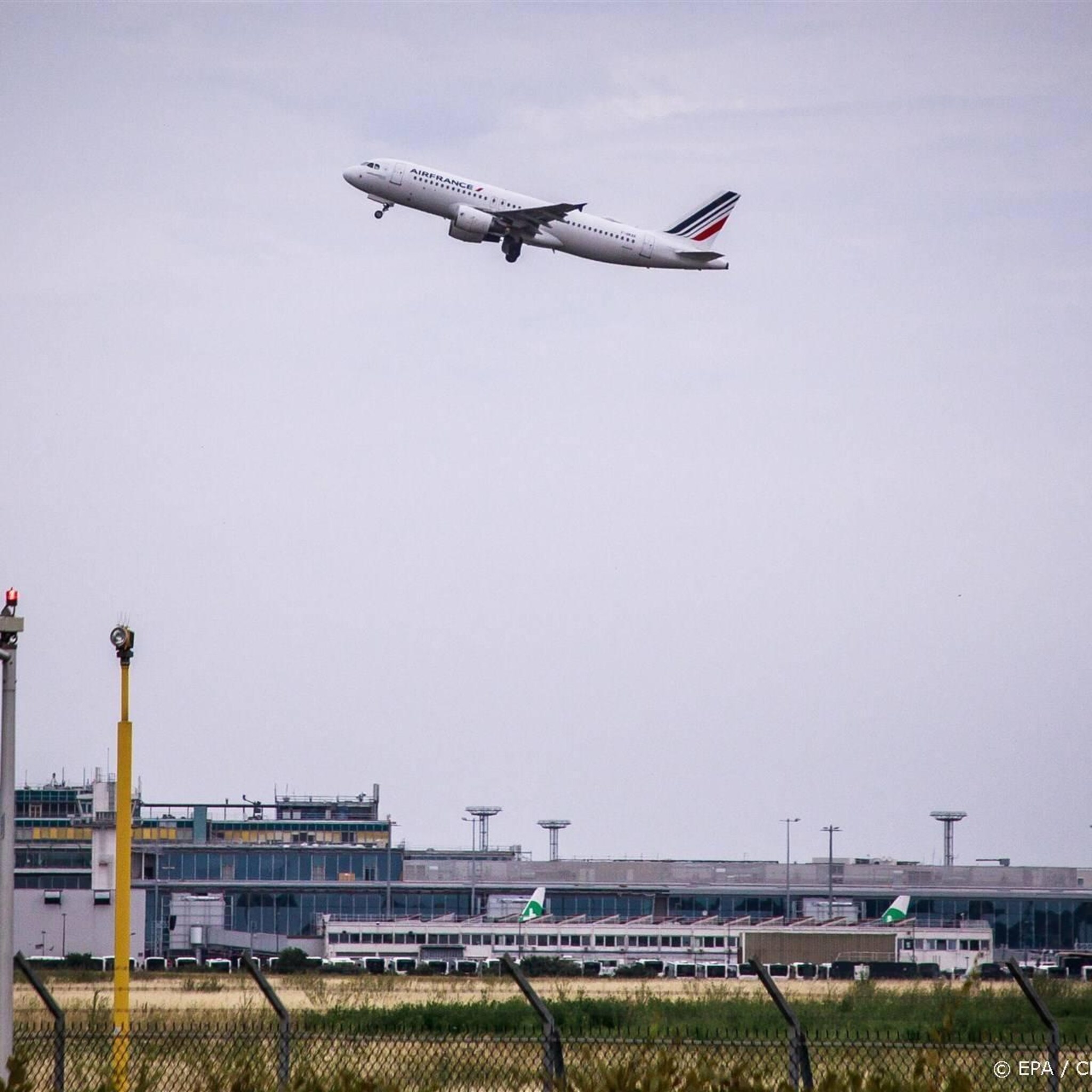 franse luchthaven annuleert vluchten vanwege pensioenprotest
