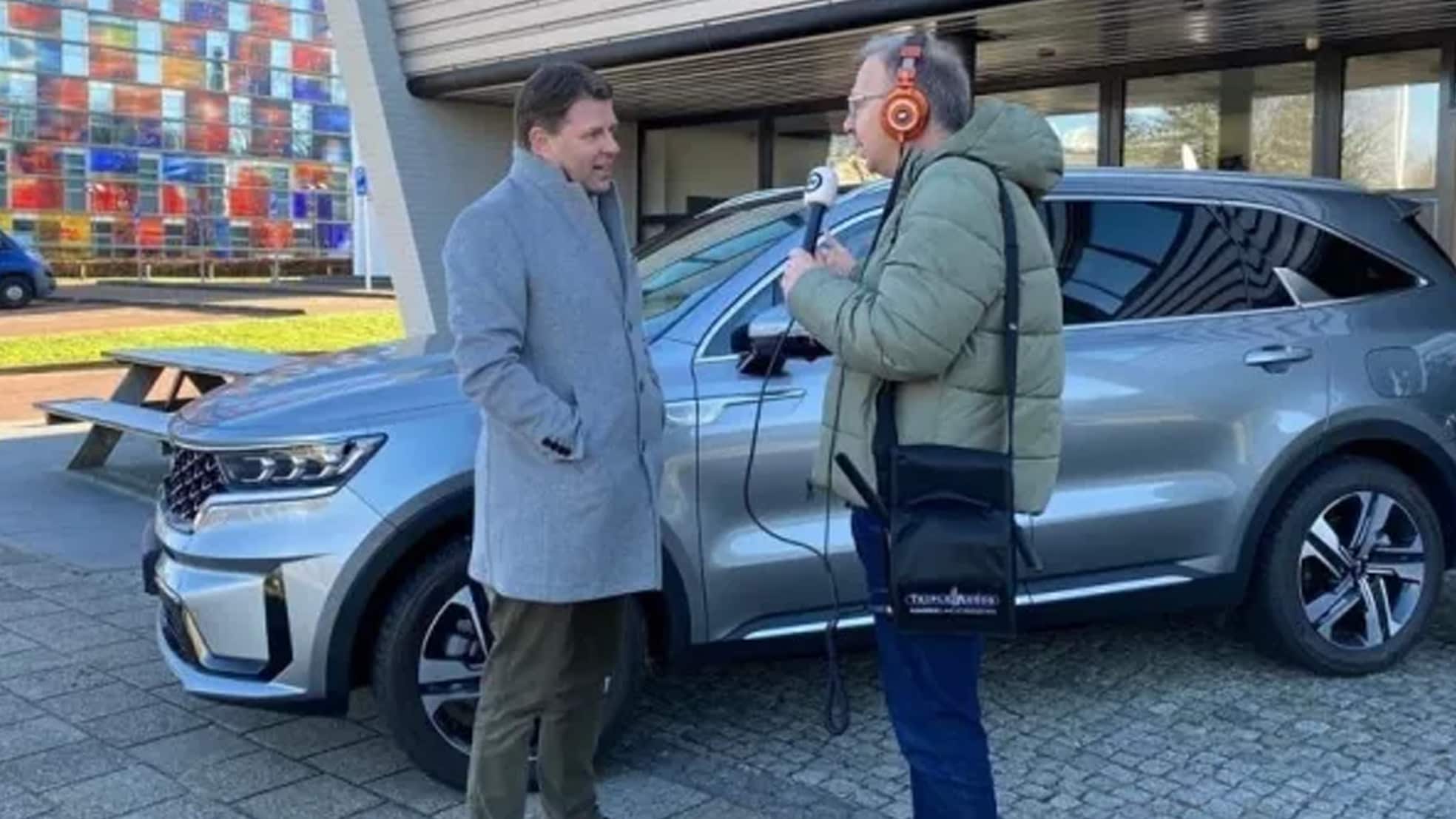 Kia's Léan Verstoep (links) in gesprek met Robert van den Ham, voor de studio van New Business Radio op het Media Park in Hilversum.
