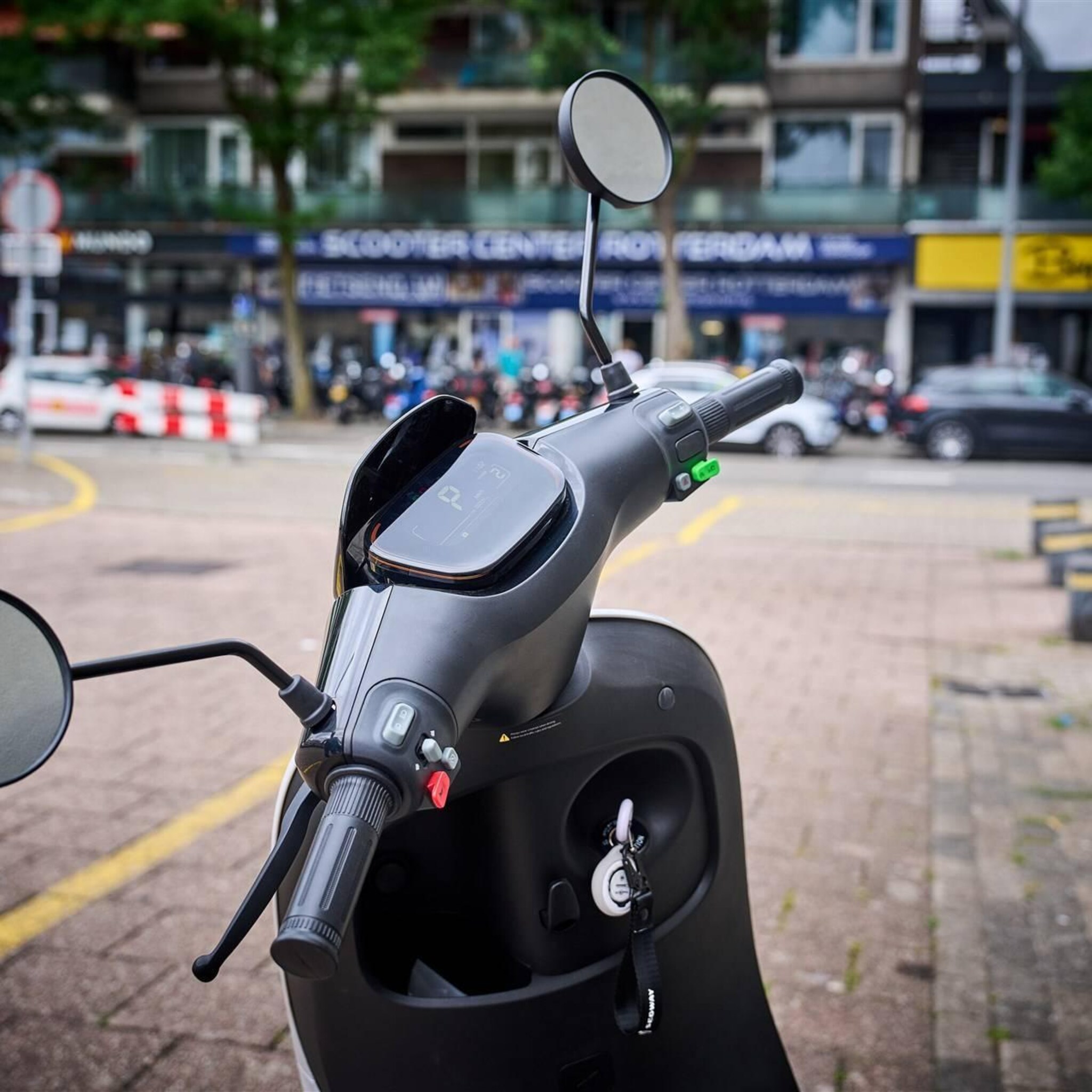 scooter en e bikeverhuurder greenmo maakt doorstart