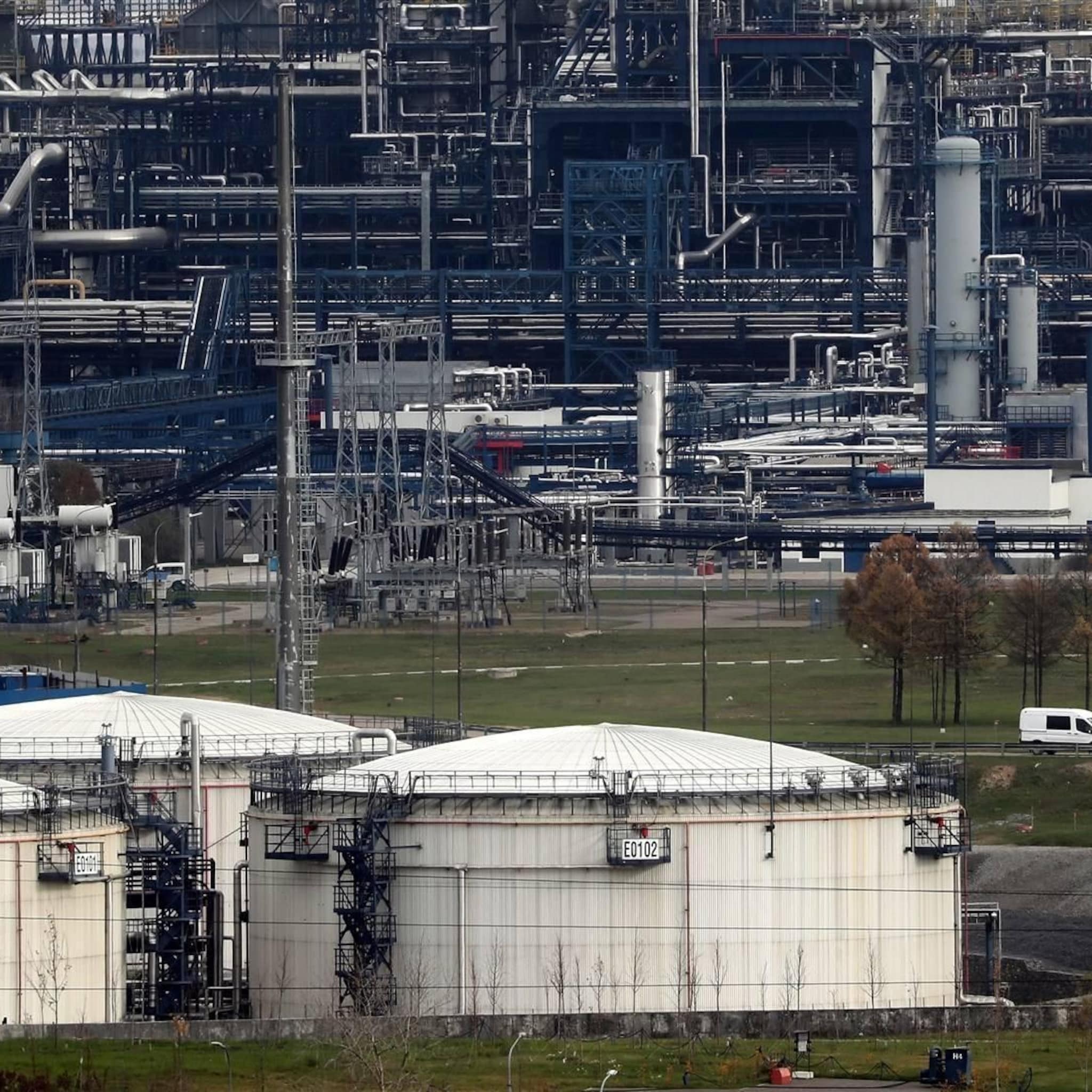 rusland verlaagt olieproductie in reactie op westerse sancties
