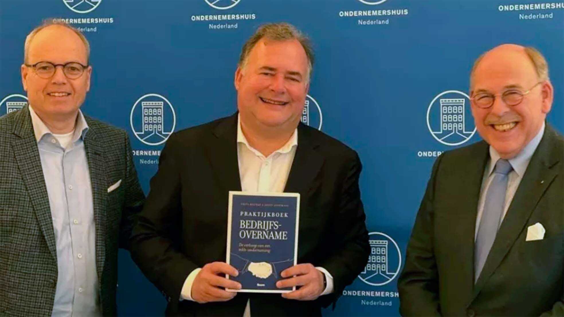 Frits Beunke en Joost Coopmans (links), de auteurs van het Praktijkboek Bedrijfsovername, overhandigen het eerste exemplaar aan Hans Biesheuvel, voorman van ONL (midden).
