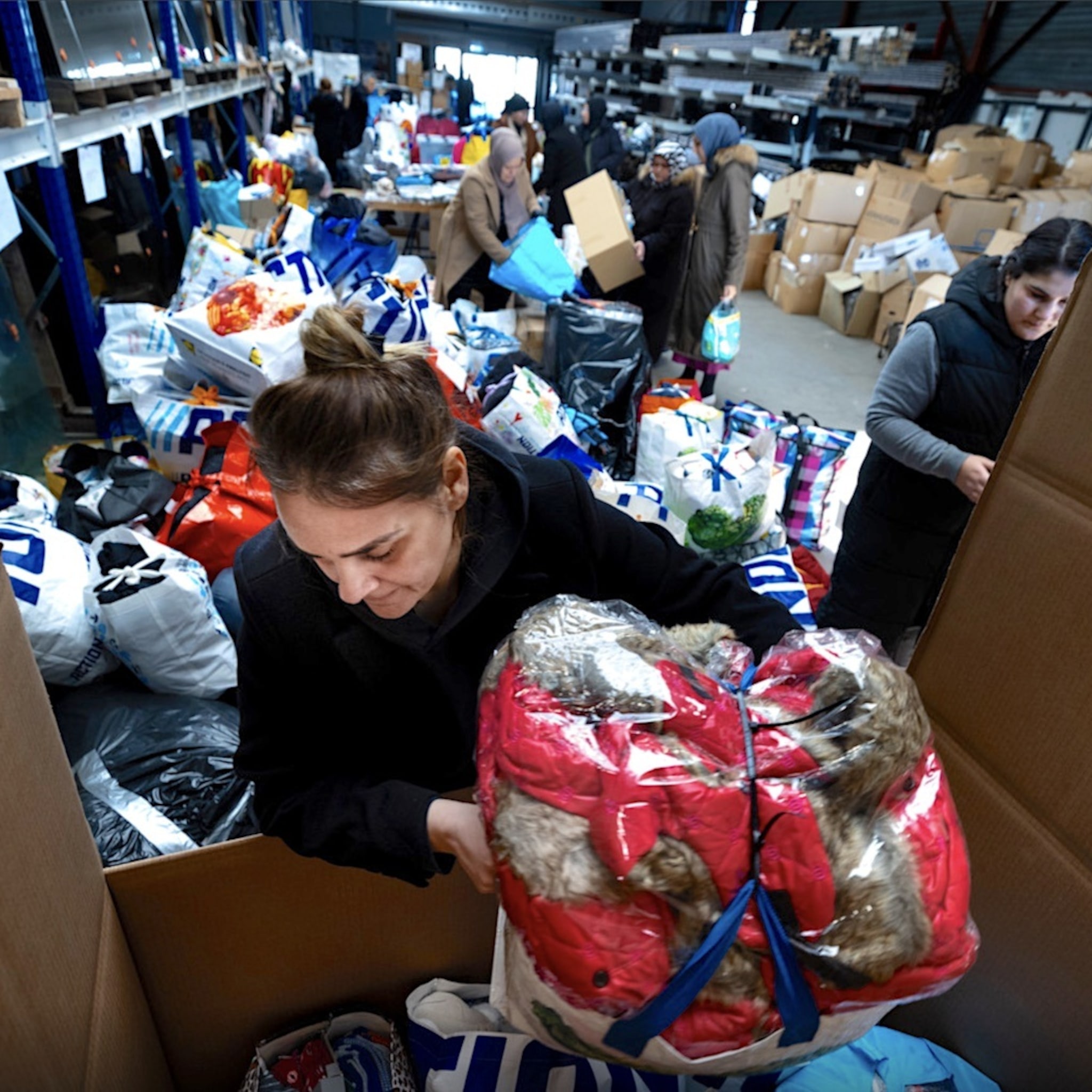 ondernemer gokhan werkt zich slag in rondte om landgenoten te helpen aan warme kleren