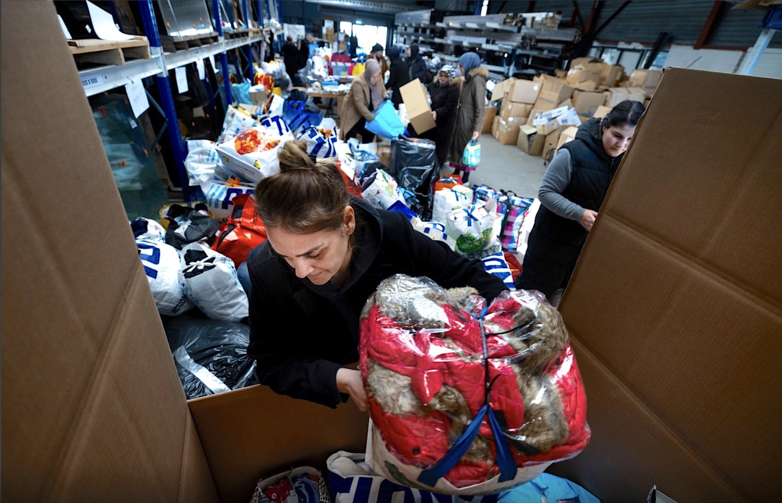 Inzamelen en sorteren van kleding bij Opmaat Veranda. Foto: René Manders/DCI Media