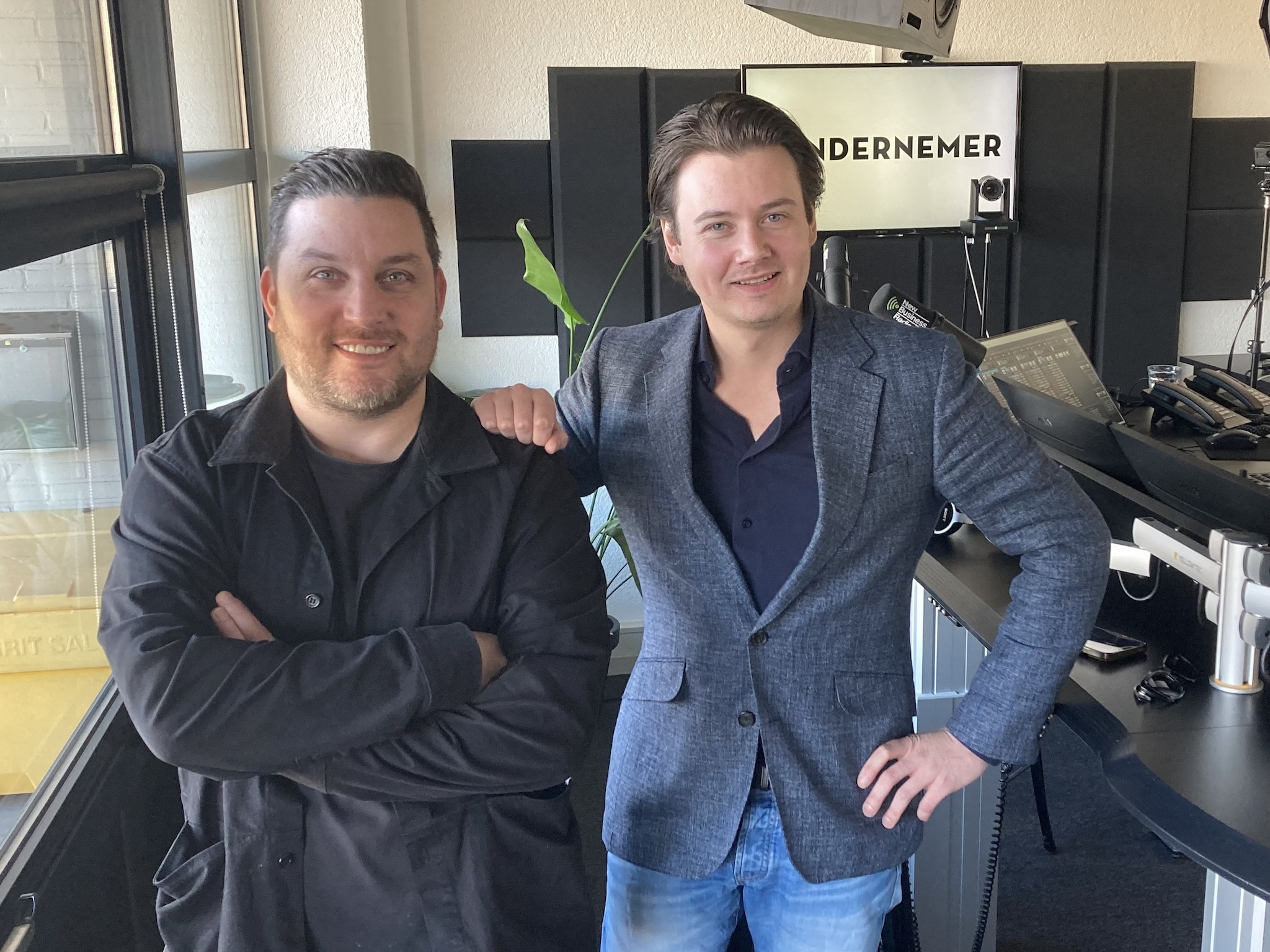 In de studio van New Business Radio op het Media Park in Hilversum: Ron Simpson en Remy Gieling.