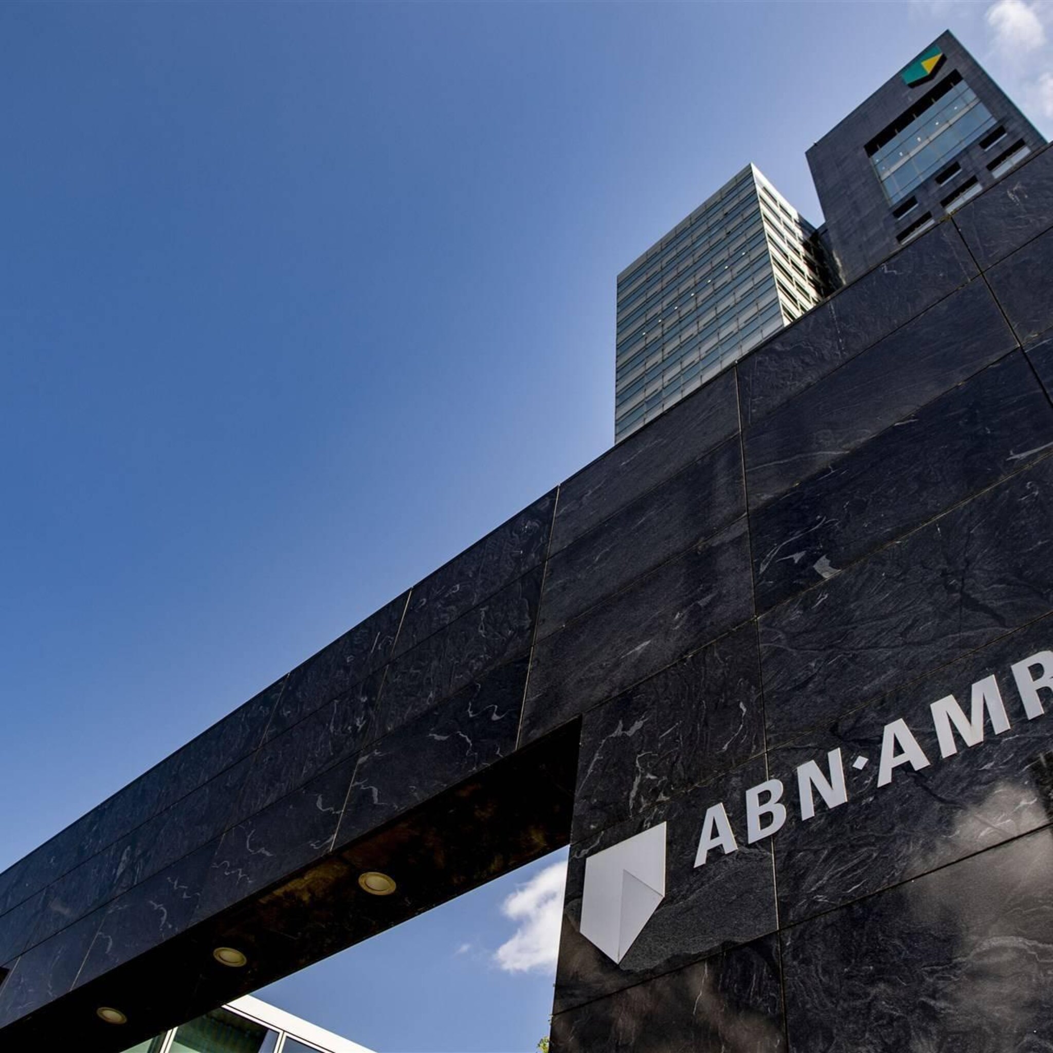 abn amro profiteert van oplopen rentes en beloont aandeelhouders