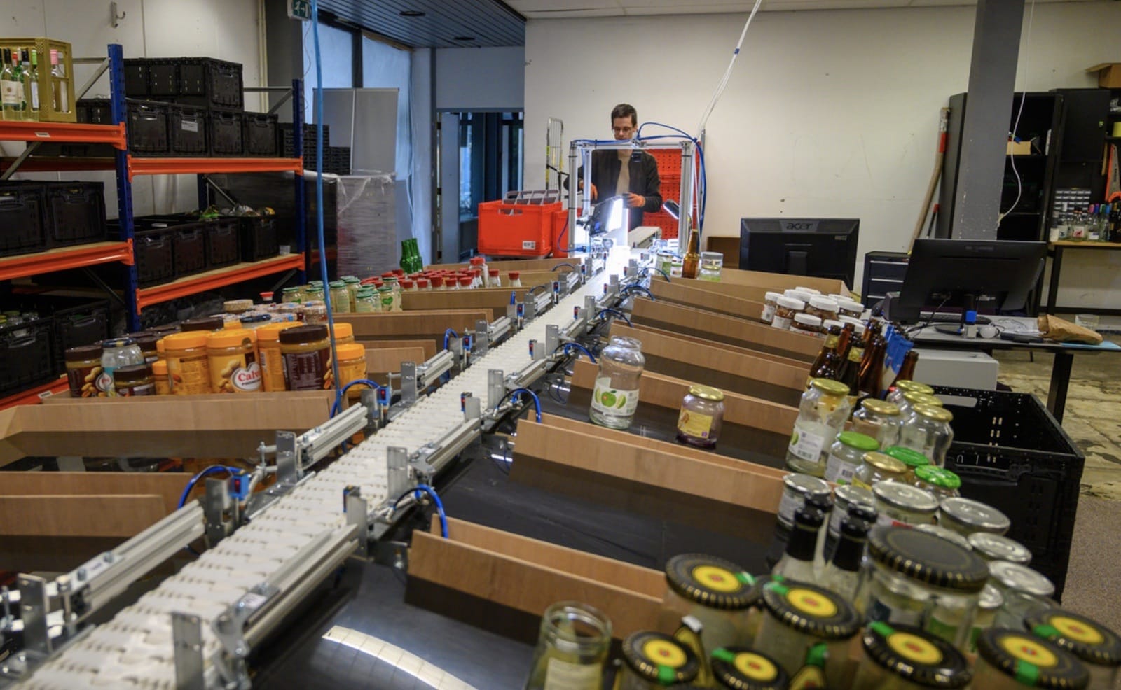De verschillende soorten potjes worden door de machine gesorteerd. Foto: Aart Sliedrecht