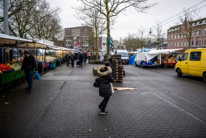 Grote stukken van het Afrikaanderplein blijven op zaterdagen leeg, tot voor kort stond het hier nog vol kramen. Foto: Frank de Roo