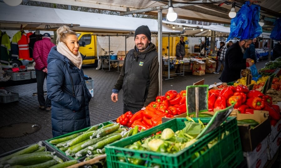 Ayfer Arslan luidt de noodklok over de leegloop van de markt. Ook collega Rachid Abdellati (rechts) maakt zich zorgen om zijn toekomst. Foto: Frank de Roo