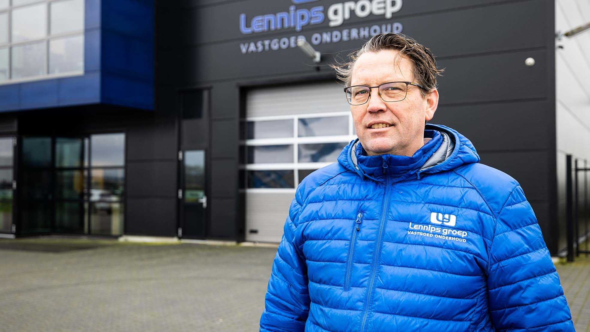 Peter Kuiper heeft in Hardenberg een bedrijf dat vastgoed verduurzaamt, maar wil nu graag zijn wagenpark elektrificeren. Dat gaat niet zonder slag of stoot. Foto: Enzio Ardesch