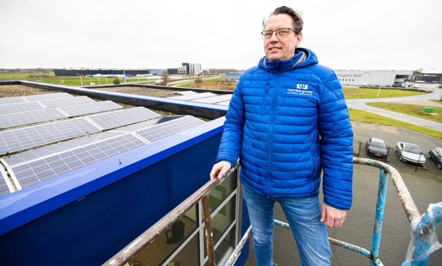 Op het dak zonnepanelen die de Lennips Groep bij de bouw in 2012 al plaatste. Andere bedrijven die ook panelen willen moeten daar misschien lang op wachten. Foto: Enzio Ardesch