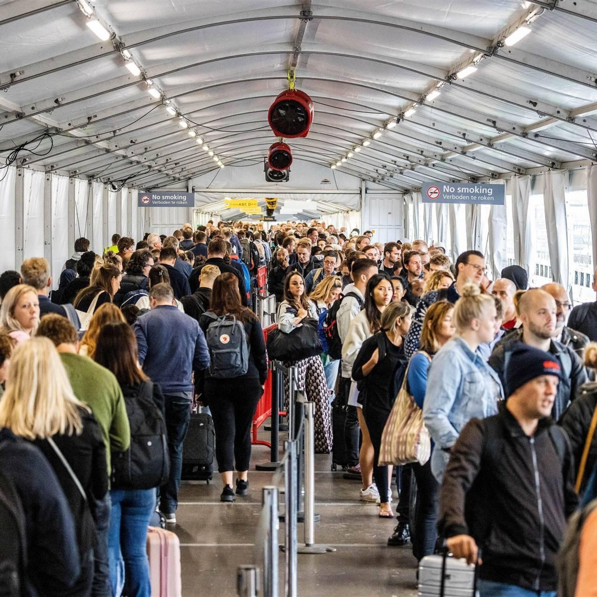 mogelijk weer reizigersplafond op schiphol om personeelstekort