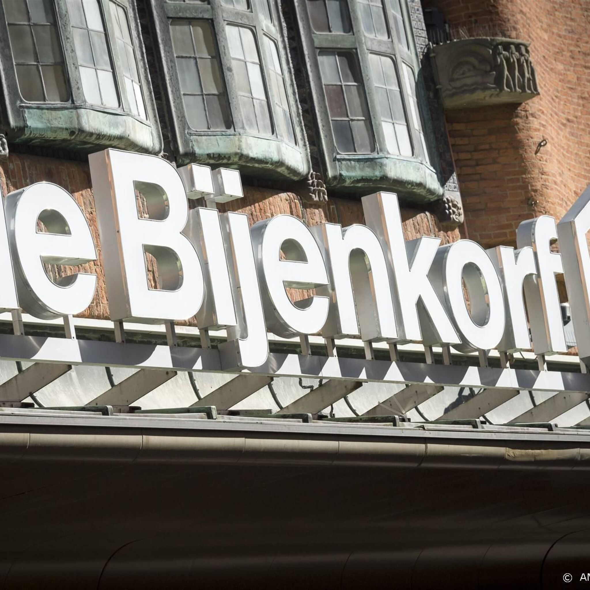 bijenkorf stopt met meeste buitenlandse webshops