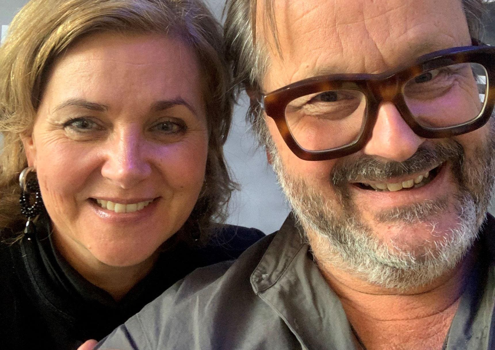 Isolde Huijbregts met presentator Cor Hospes van Hart voor Zaken.