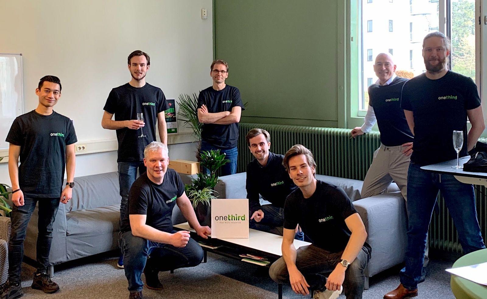 Het team van OneThird, met linksonder ceo Marco Snikkers. Foto: OneThird